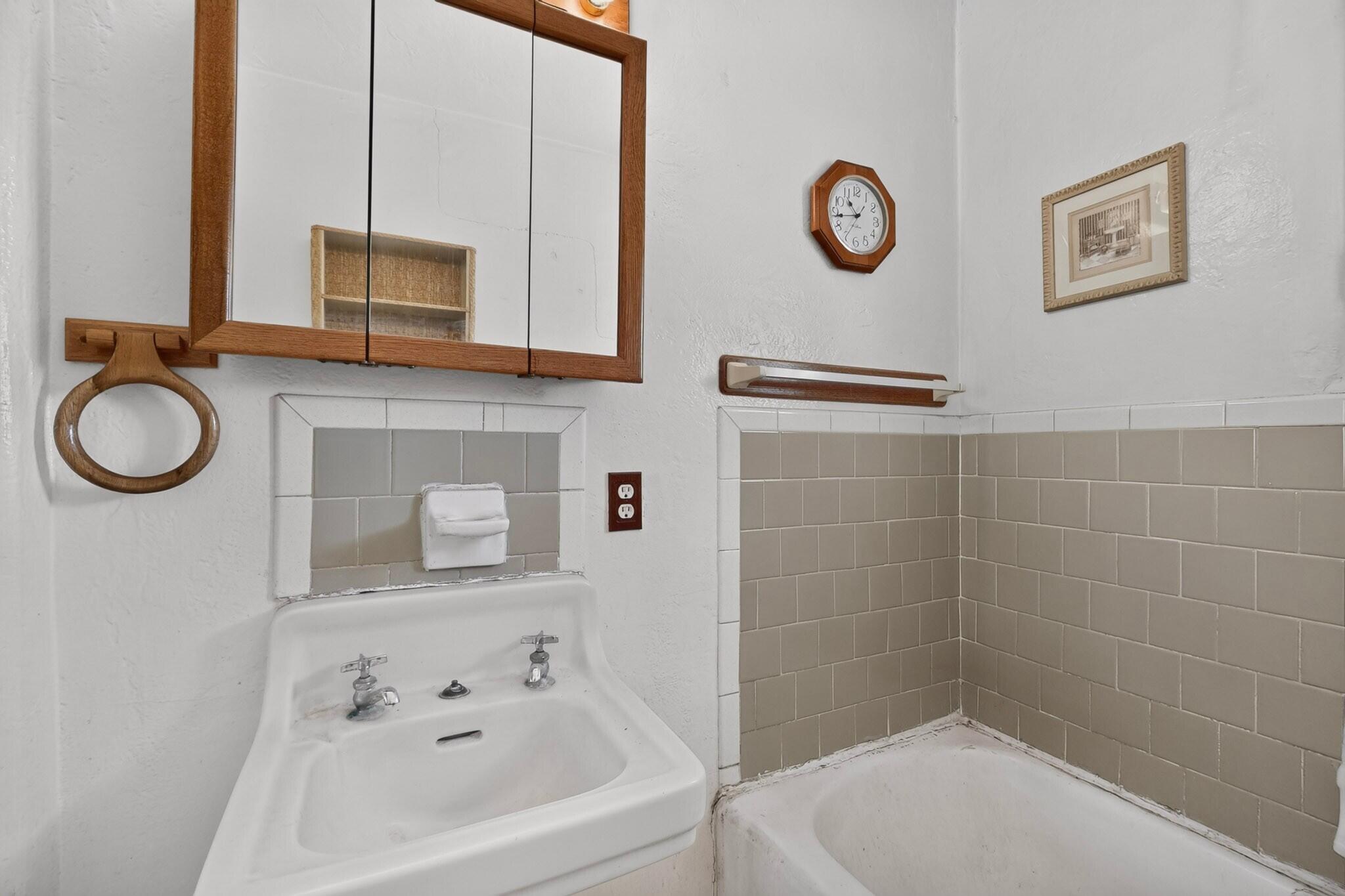 Photo 19 — 823 Headingly Avenue NW