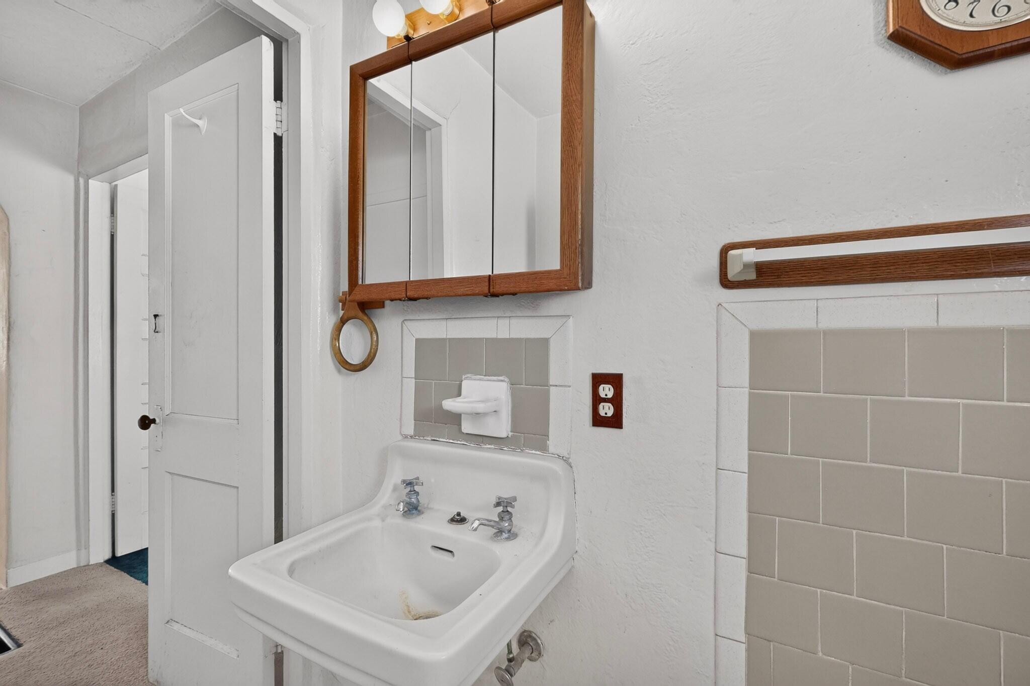 Photo 18 — 823 Headingly Avenue NW
