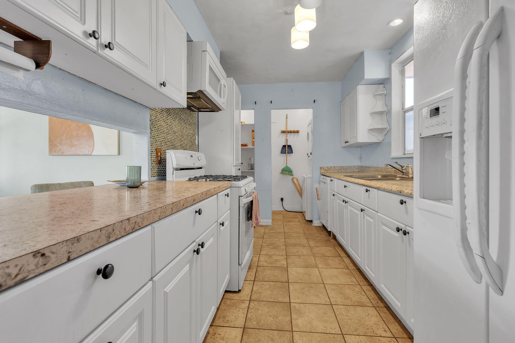 Photo 7 — 5008 Redlands Road NW
