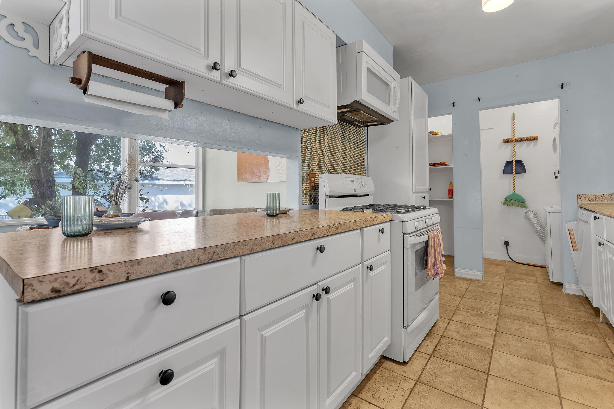 Photo 8 — 5008 Redlands Road NW