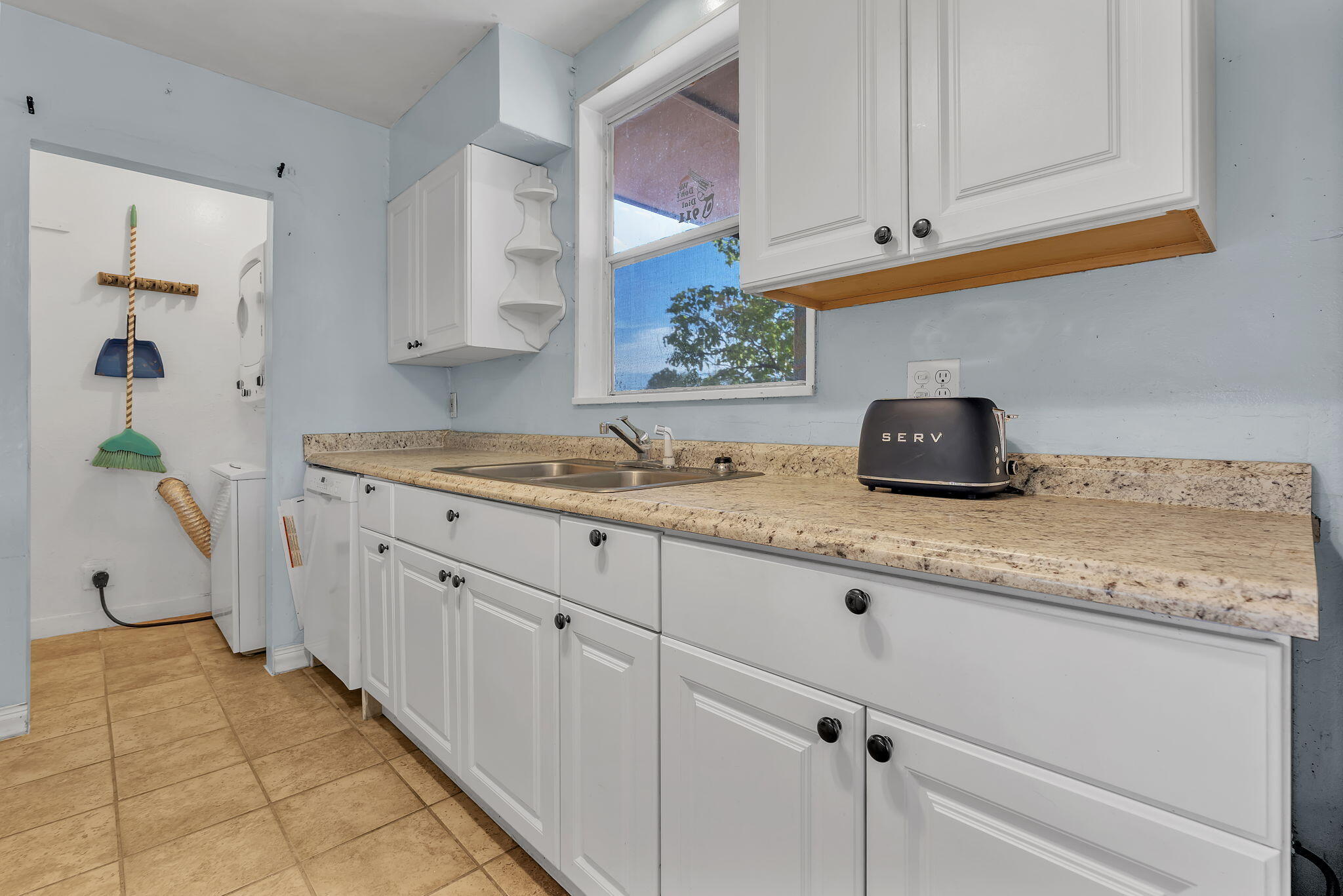 Photo 9 — 5008 Redlands Road NW