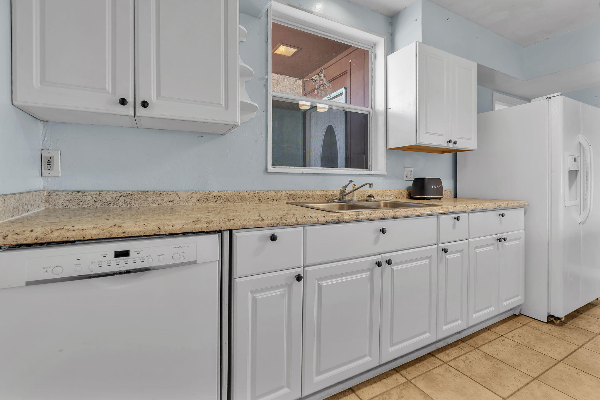 Photo 10 — 5008 Redlands Road NW