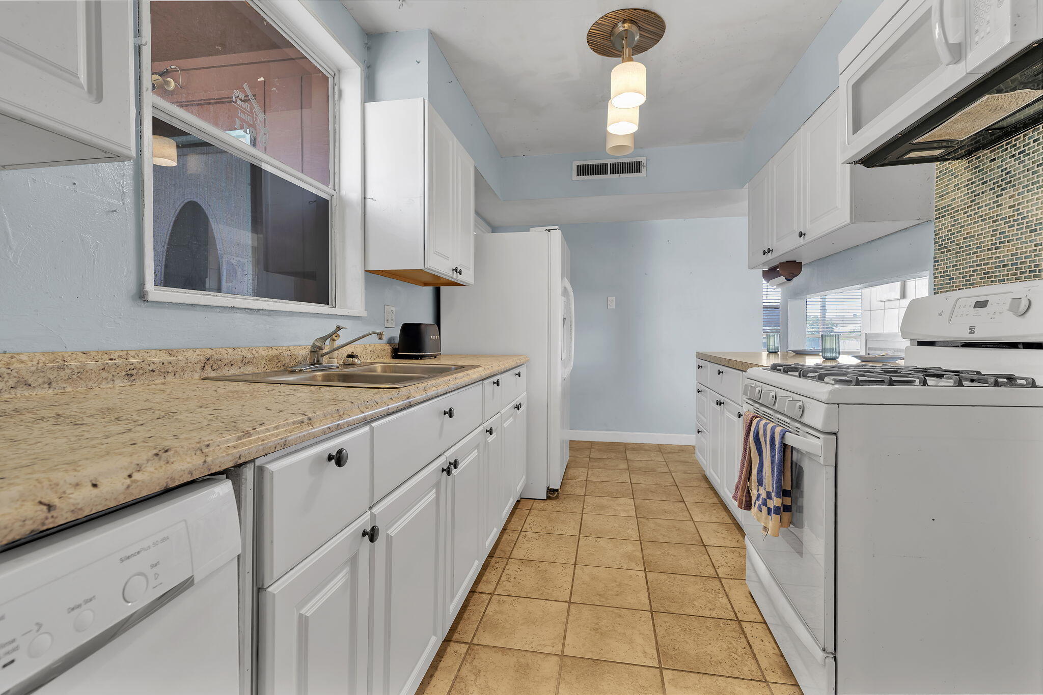 Photo 11 — 5008 Redlands Road NW