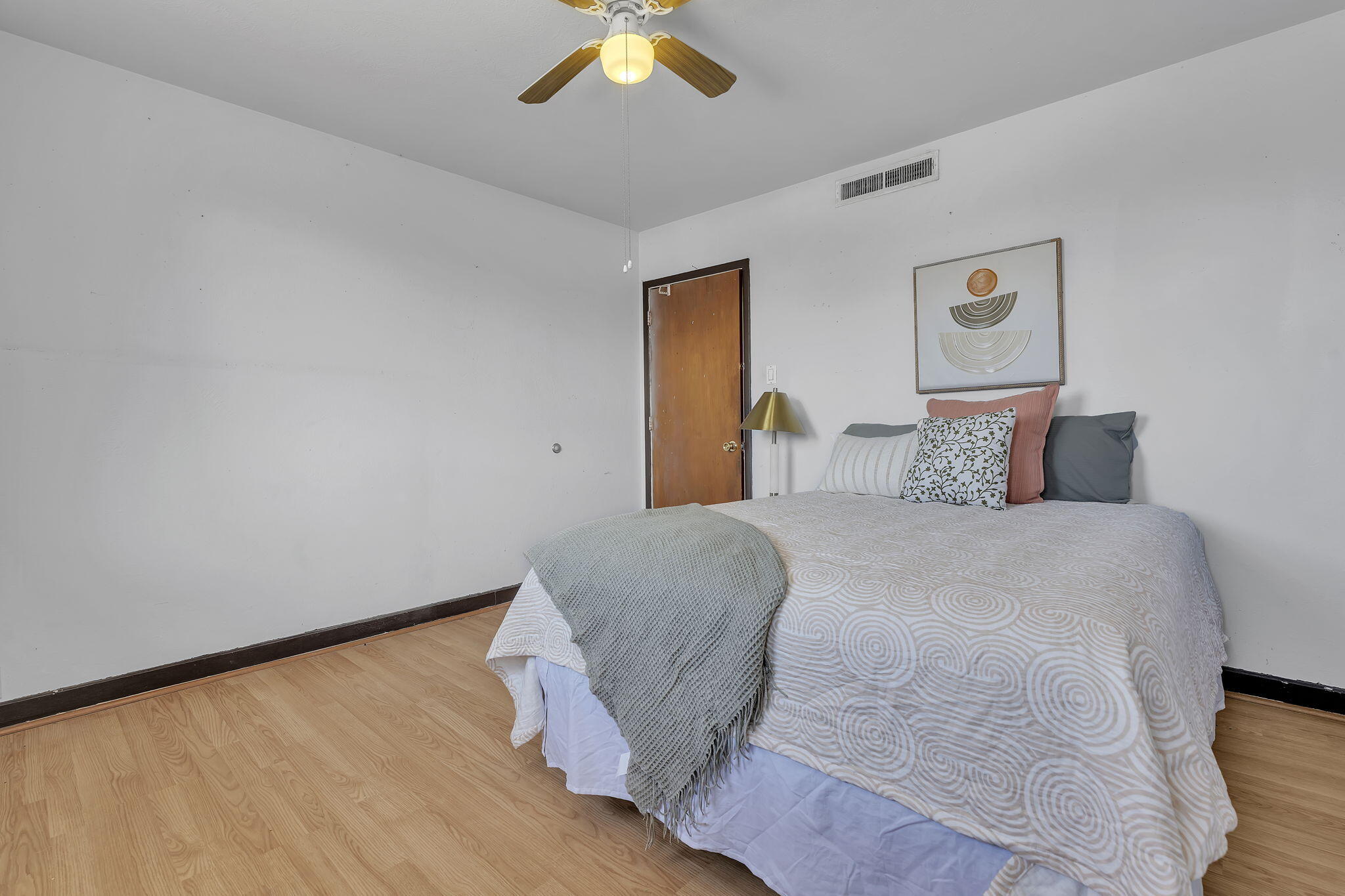 Photo 14 — 5008 Redlands Road NW