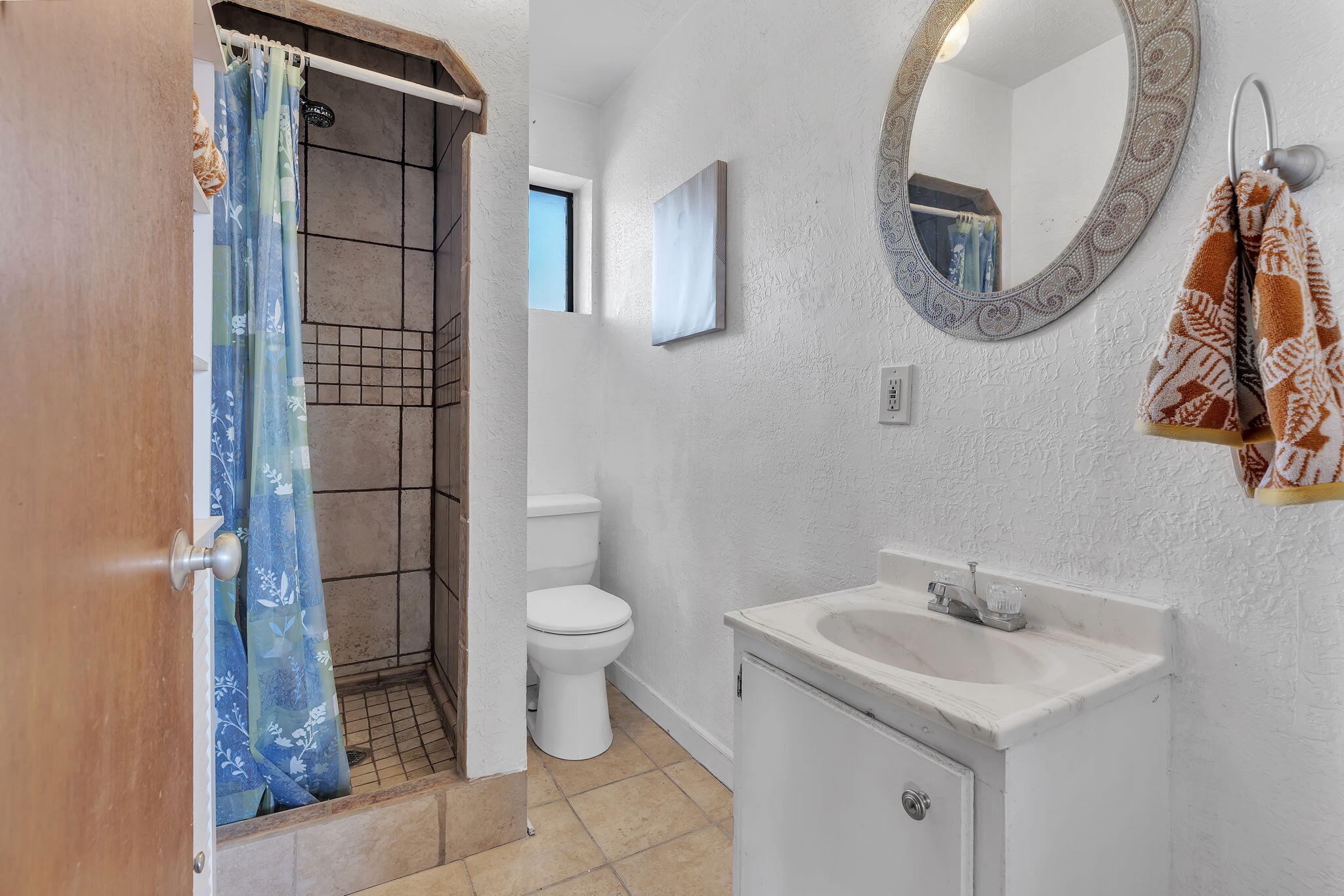 Photo 19 — 5008 Redlands Road NW