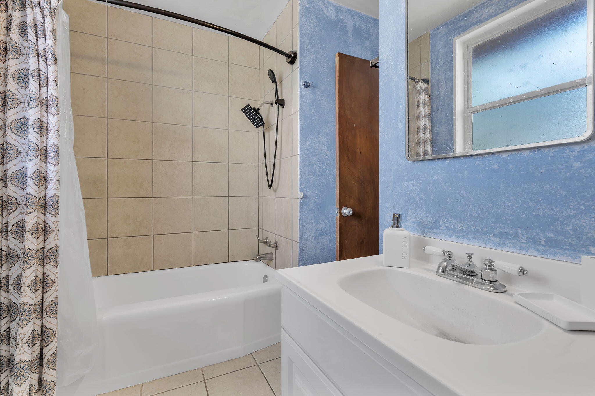 Photo 20 — 5008 Redlands Road NW