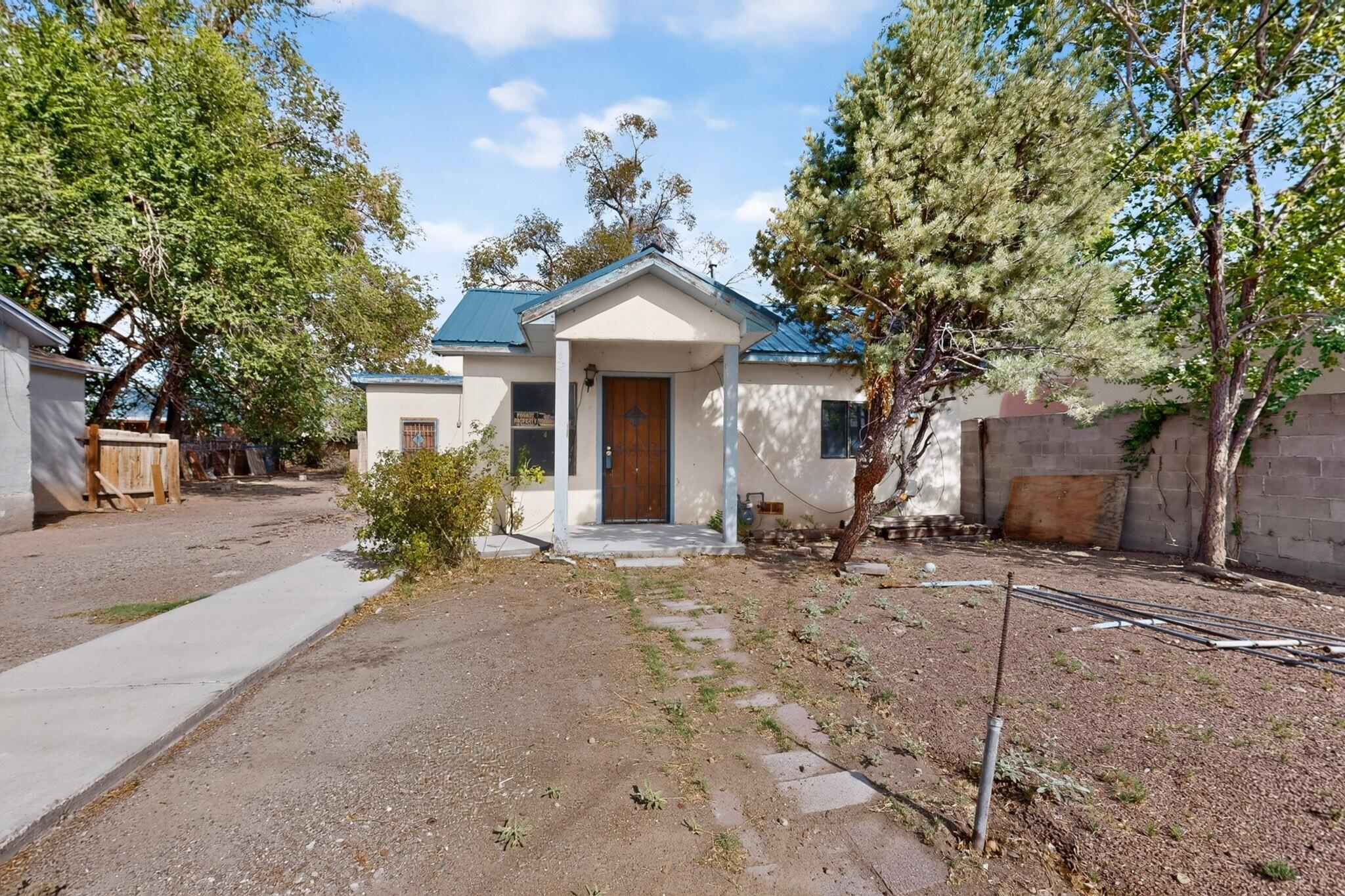 320-324 49th Street NW, Albuquerque, NM 87105