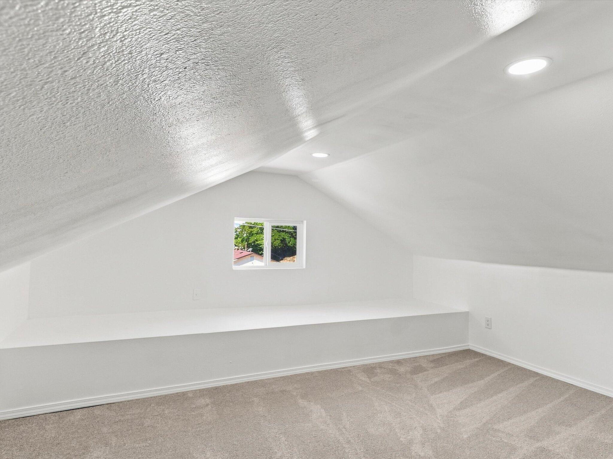 Photo 4 — 233 E Maxine Street NE