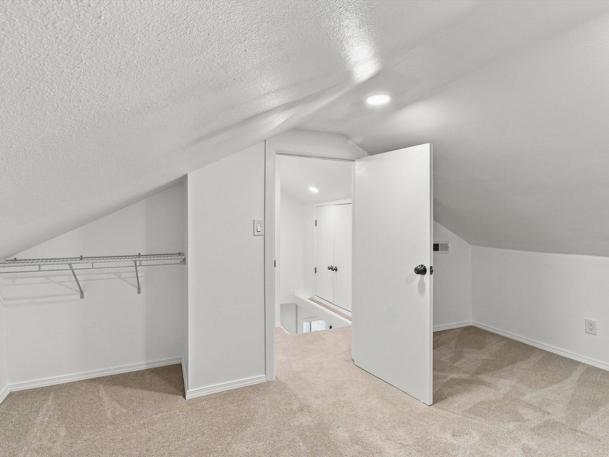 Photo 8 — 233 E Maxine Street NE