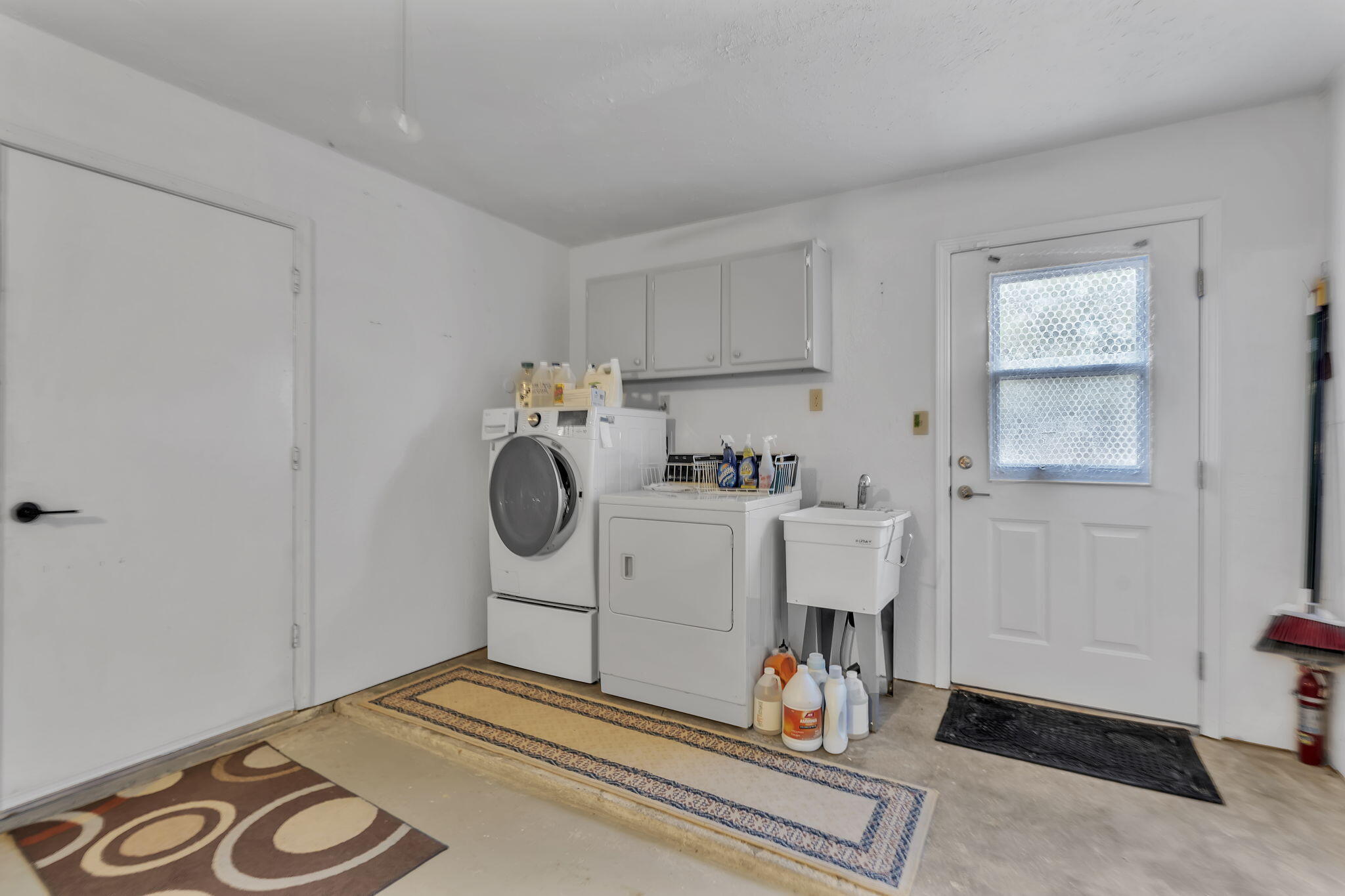 Photo 13 — 215 Loma Verde Drive