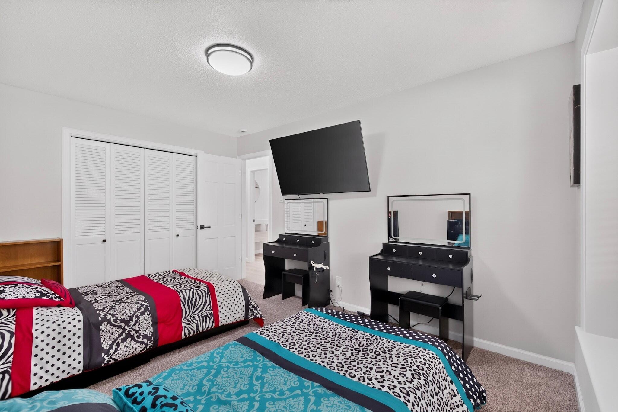 Photo 13 — 3833 Inca Street NE