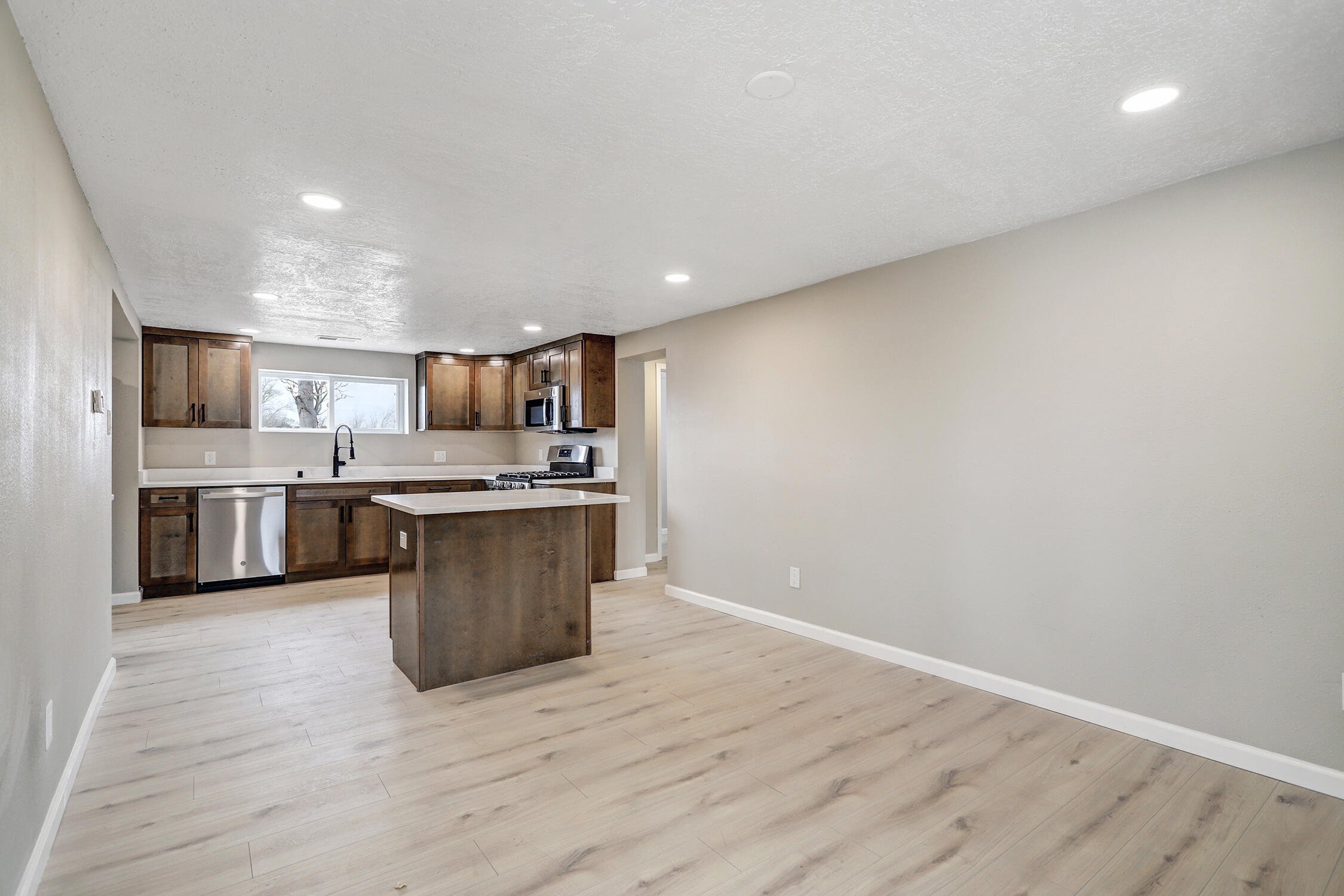 Photo 2 — 1008 Paz Del Valle Court NW