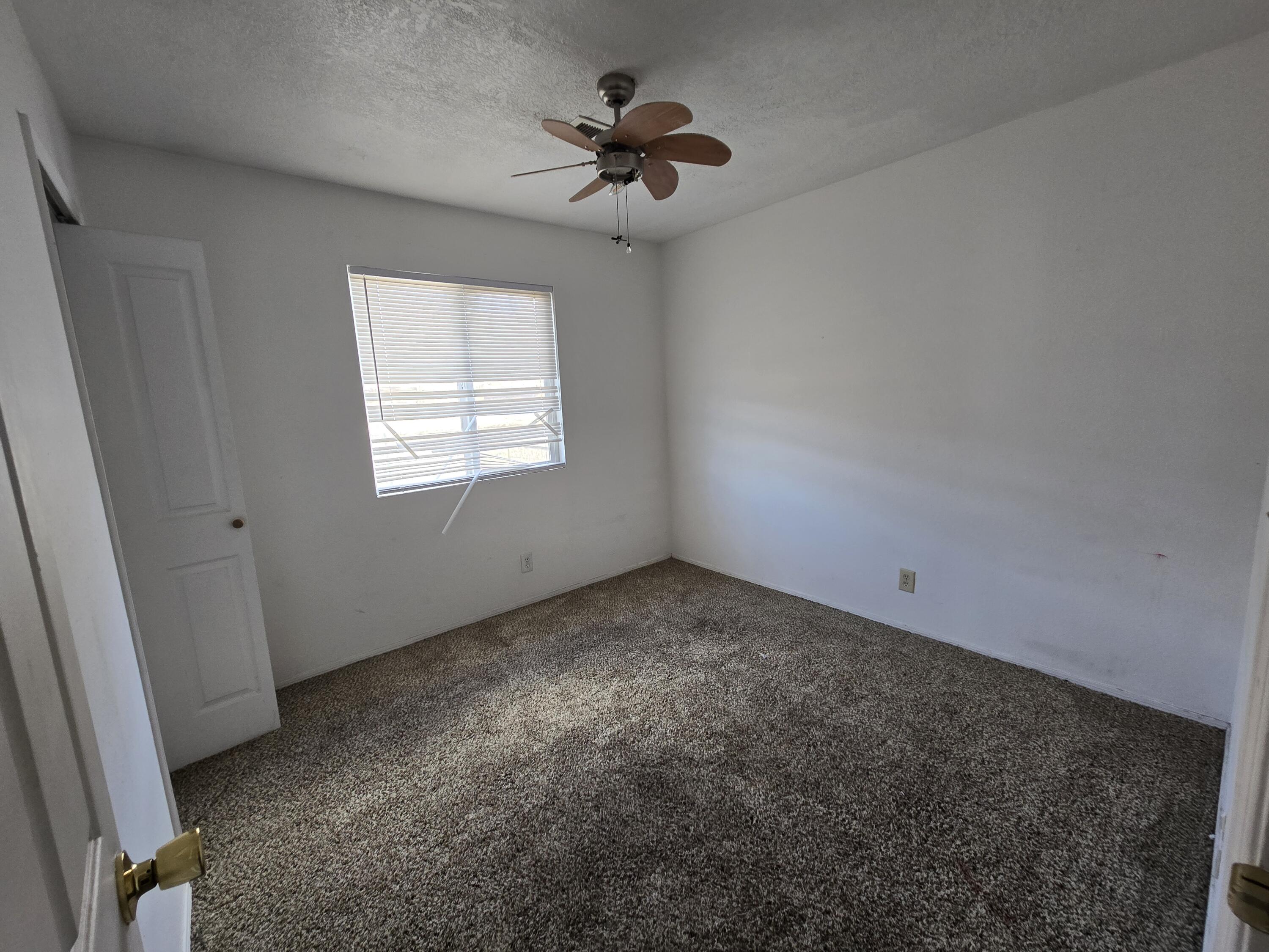 Photo 10 — 590 Hewlett Drive NE