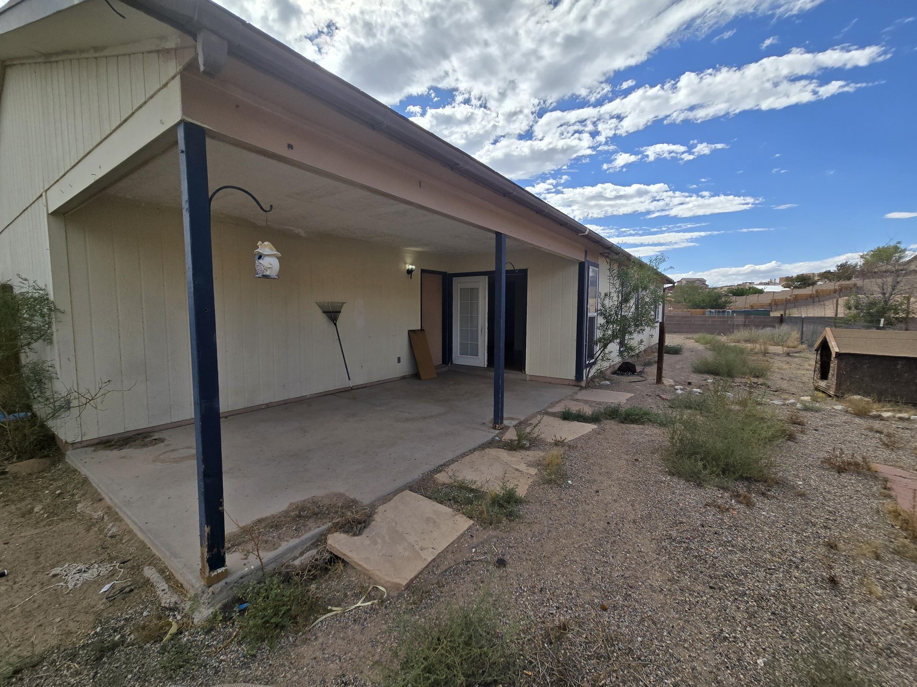 Photo 4 — 590 Hewlett Drive NE