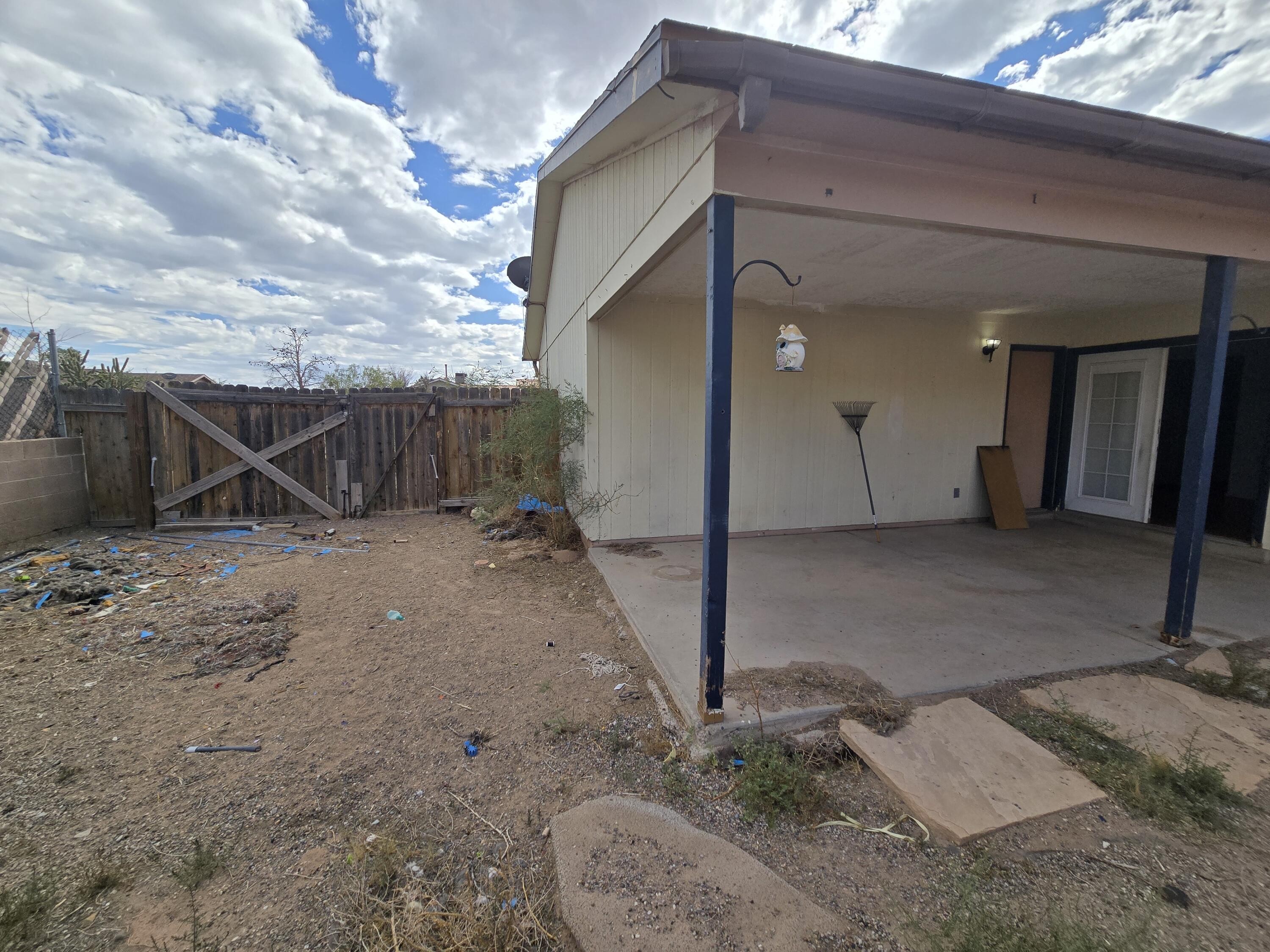 Photo 2 — 590 Hewlett Drive NE