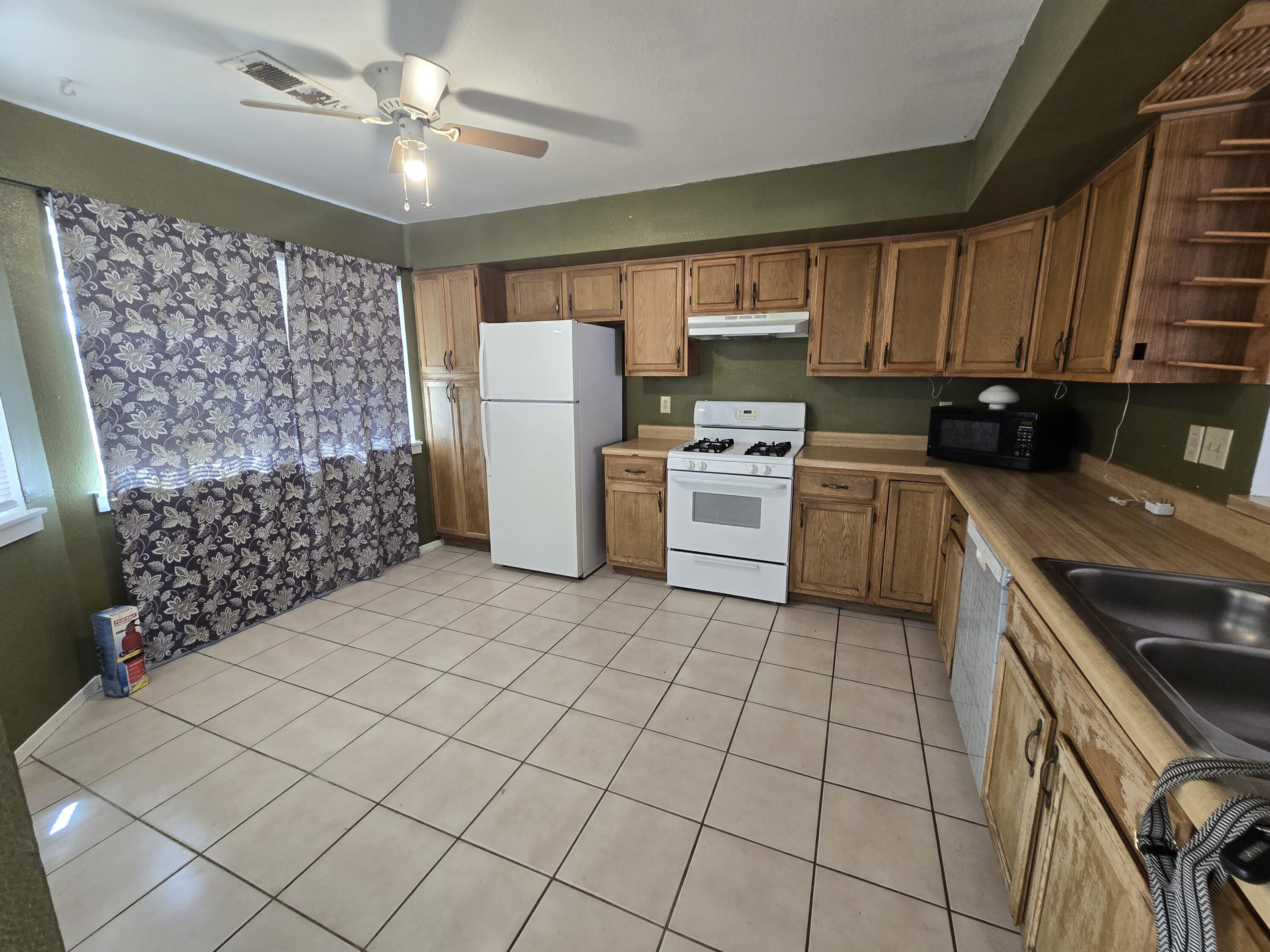 Photo 18 — 590 Hewlett Drive NE