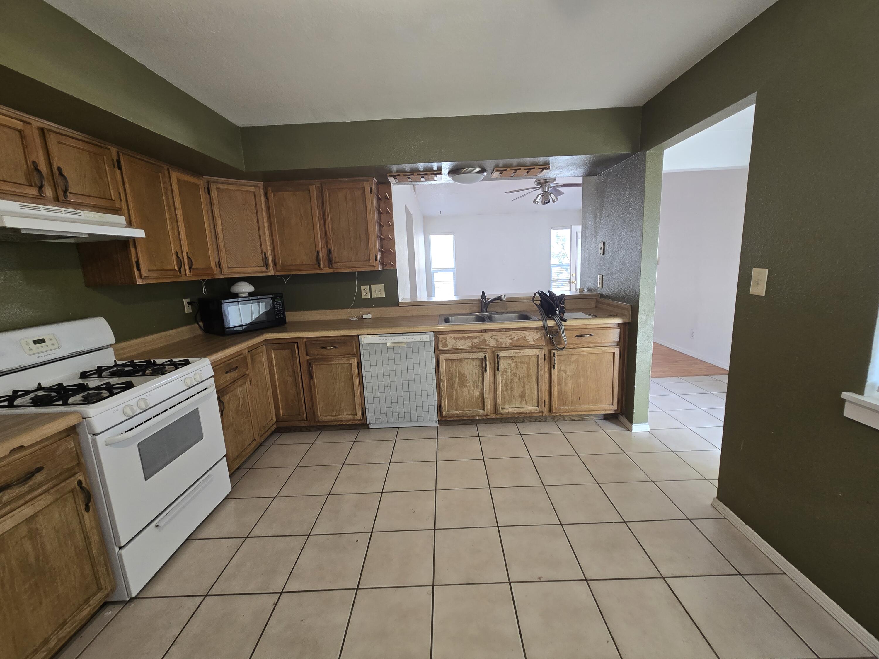 Photo 17 — 590 Hewlett Drive NE