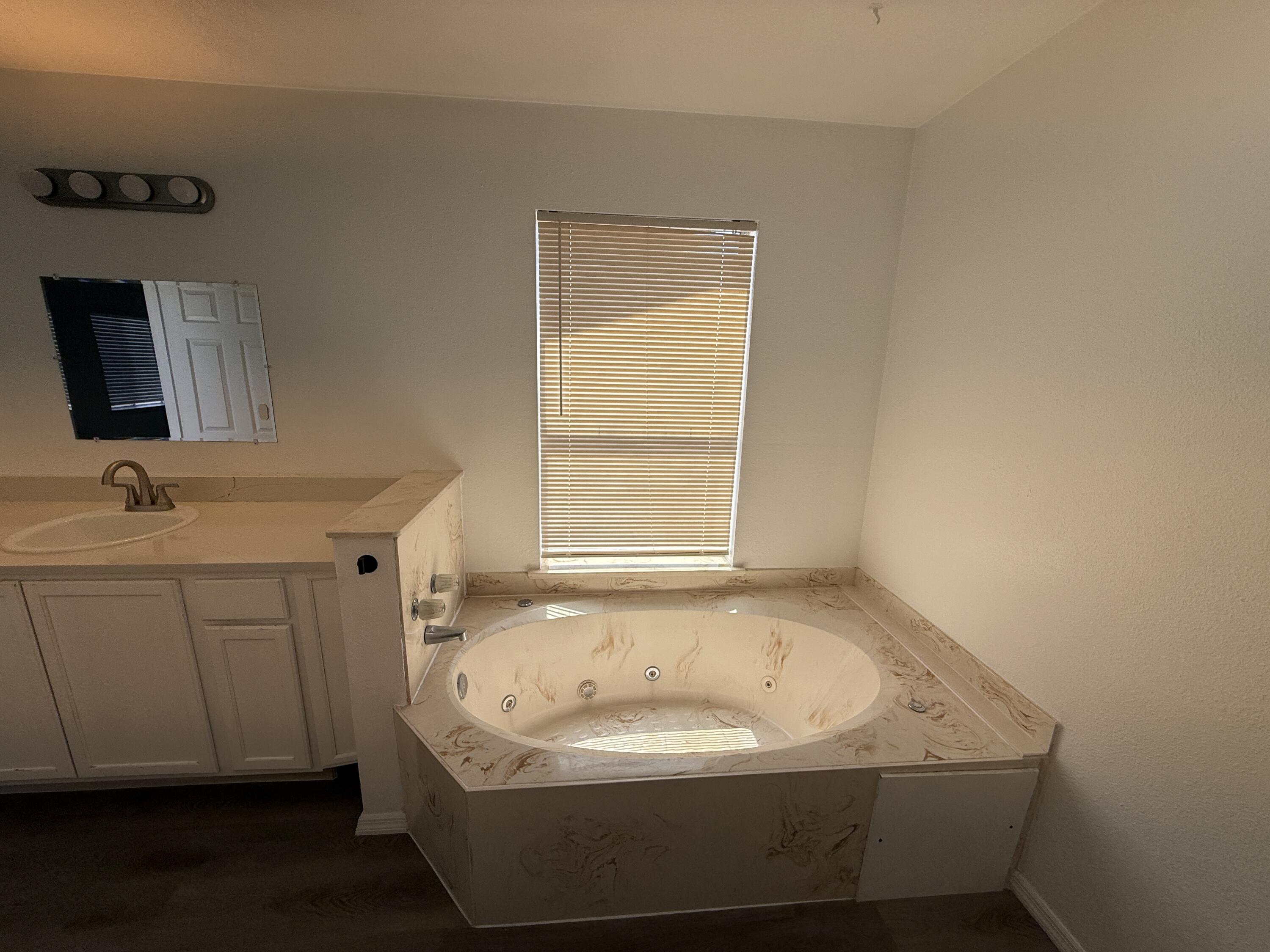 Photo 10 — 4808 Driftwood Avenue NW