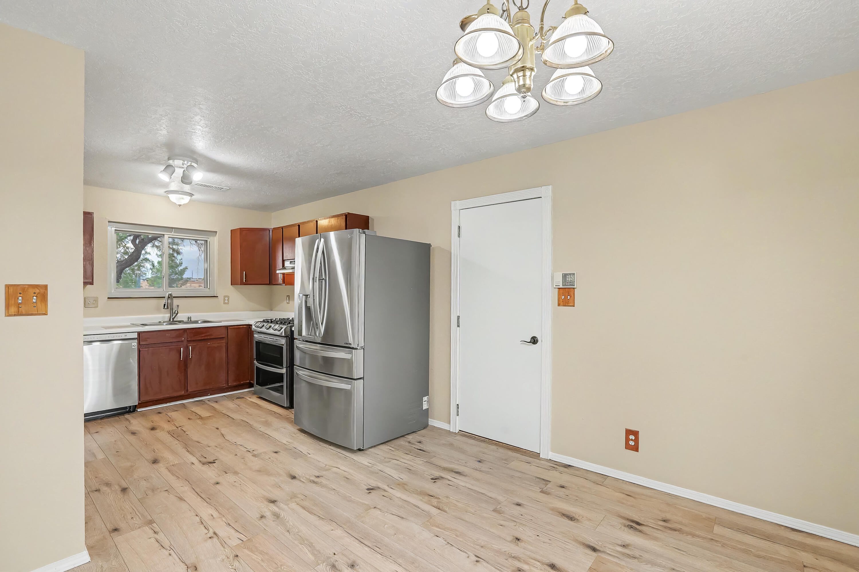 Photo 3 — 4076 Montreal Loop NE