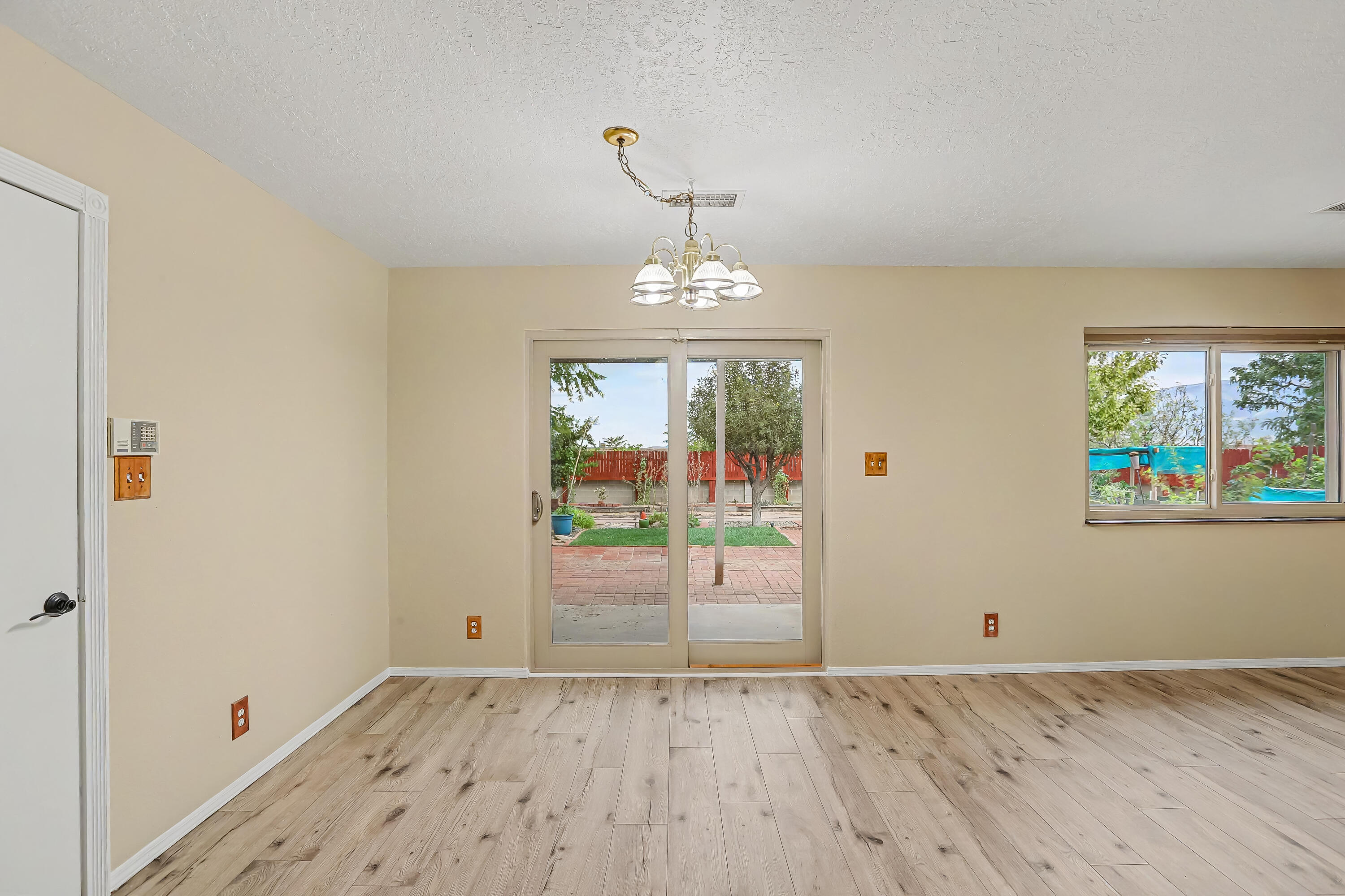 Photo 4 — 4076 Montreal Loop NE