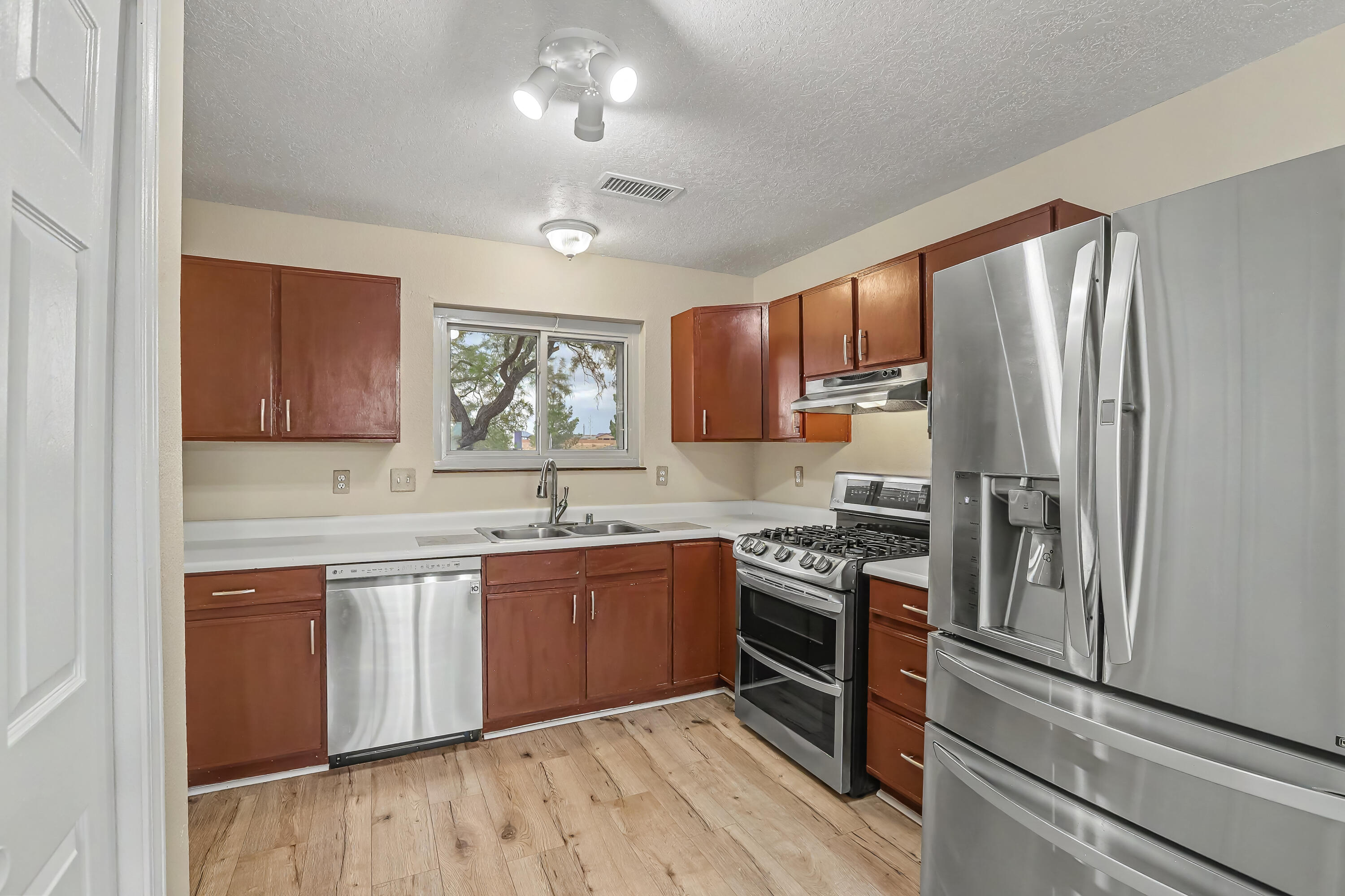 Photo 5 — 4076 Montreal Loop NE