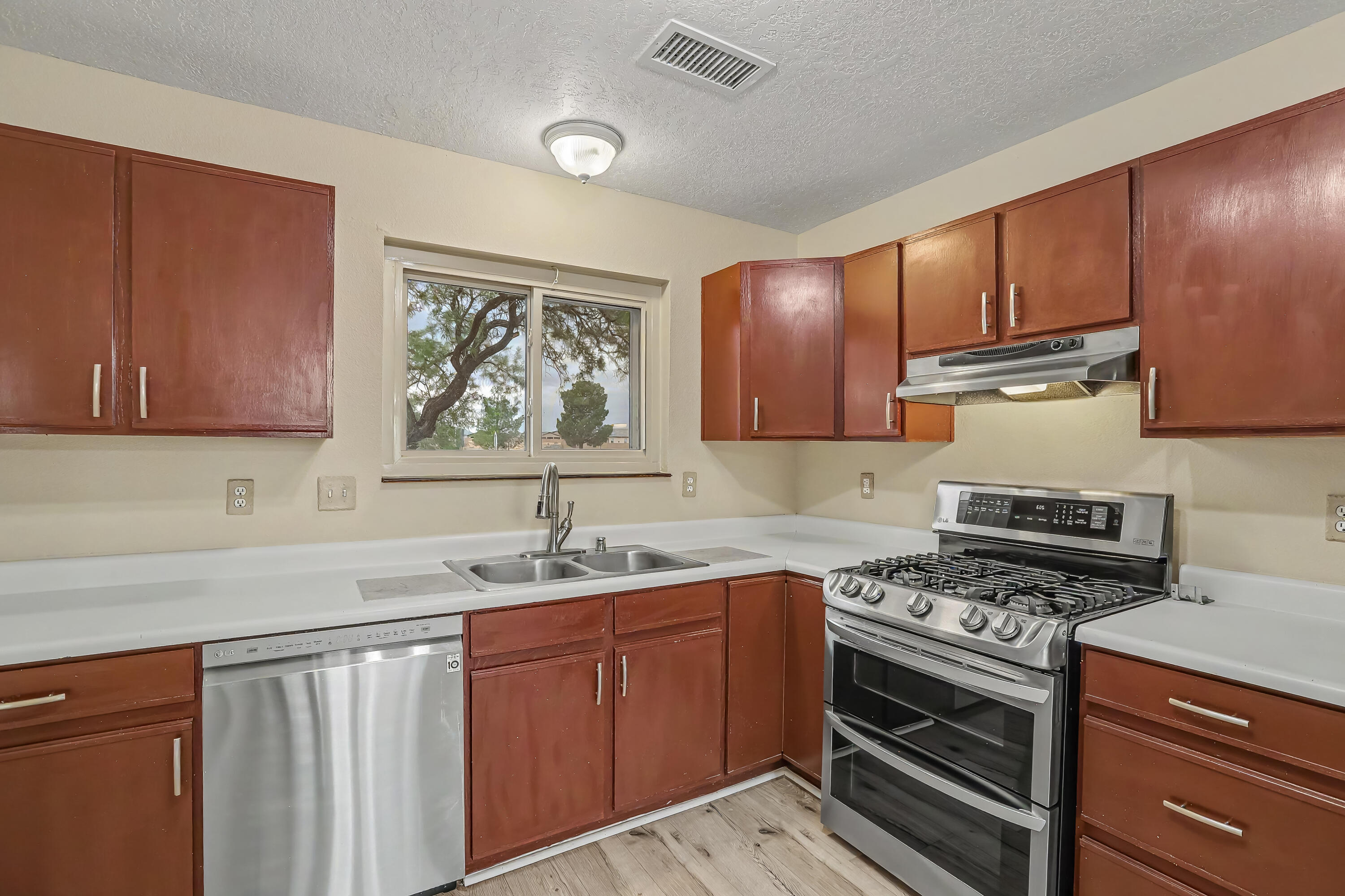 Photo 6 — 4076 Montreal Loop NE