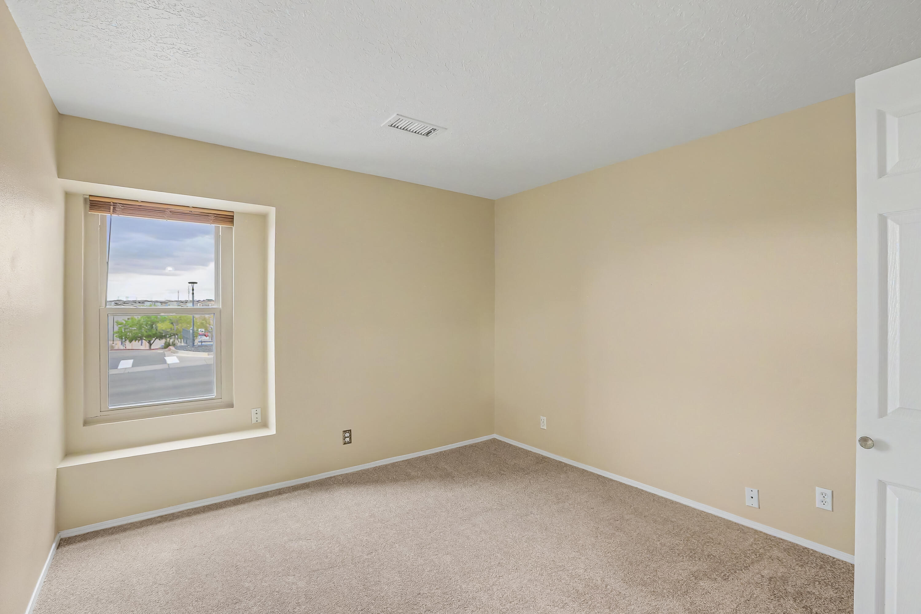 Photo 10 — 4076 Montreal Loop NE