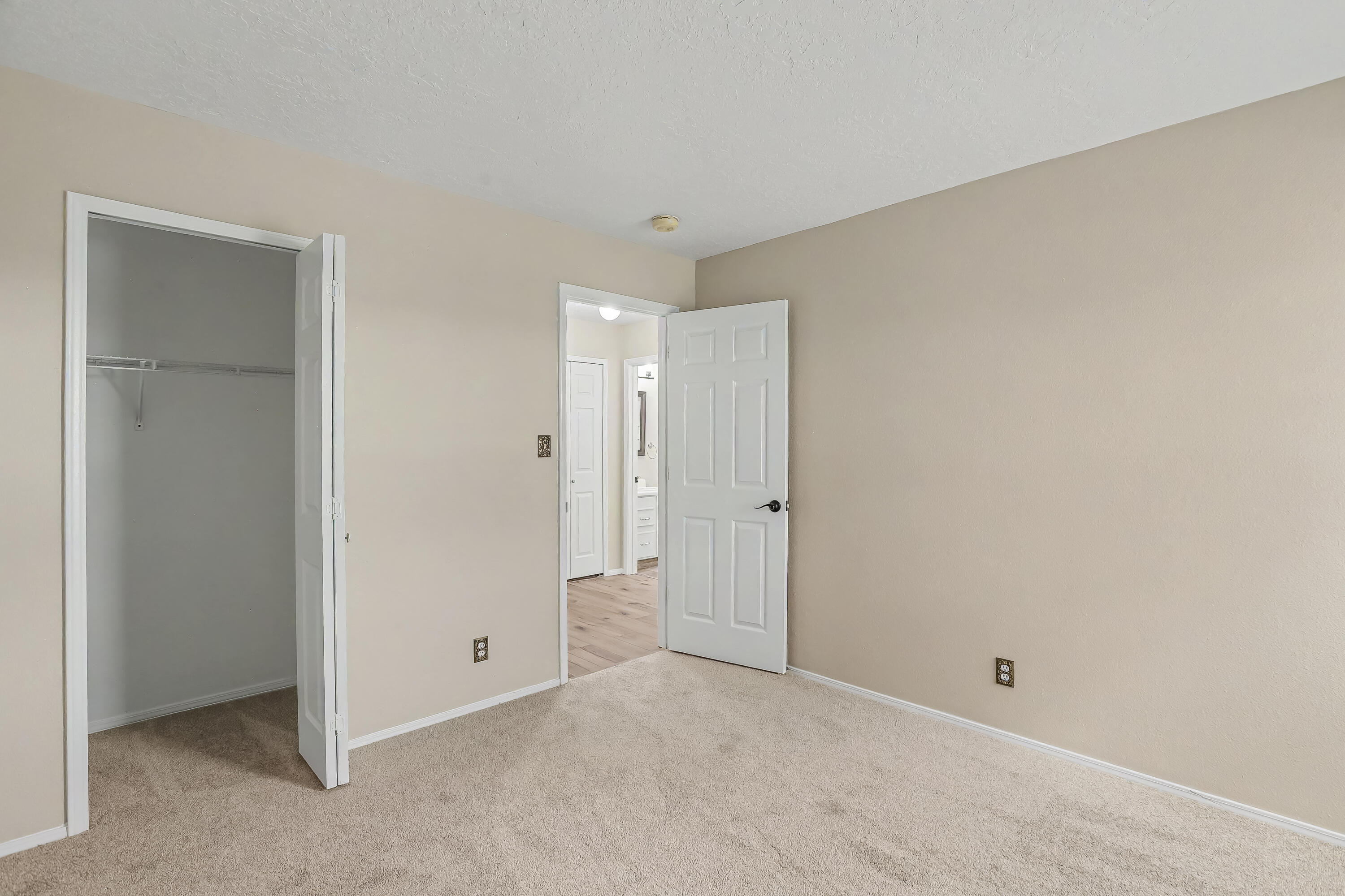 Photo 11 — 4076 Montreal Loop NE