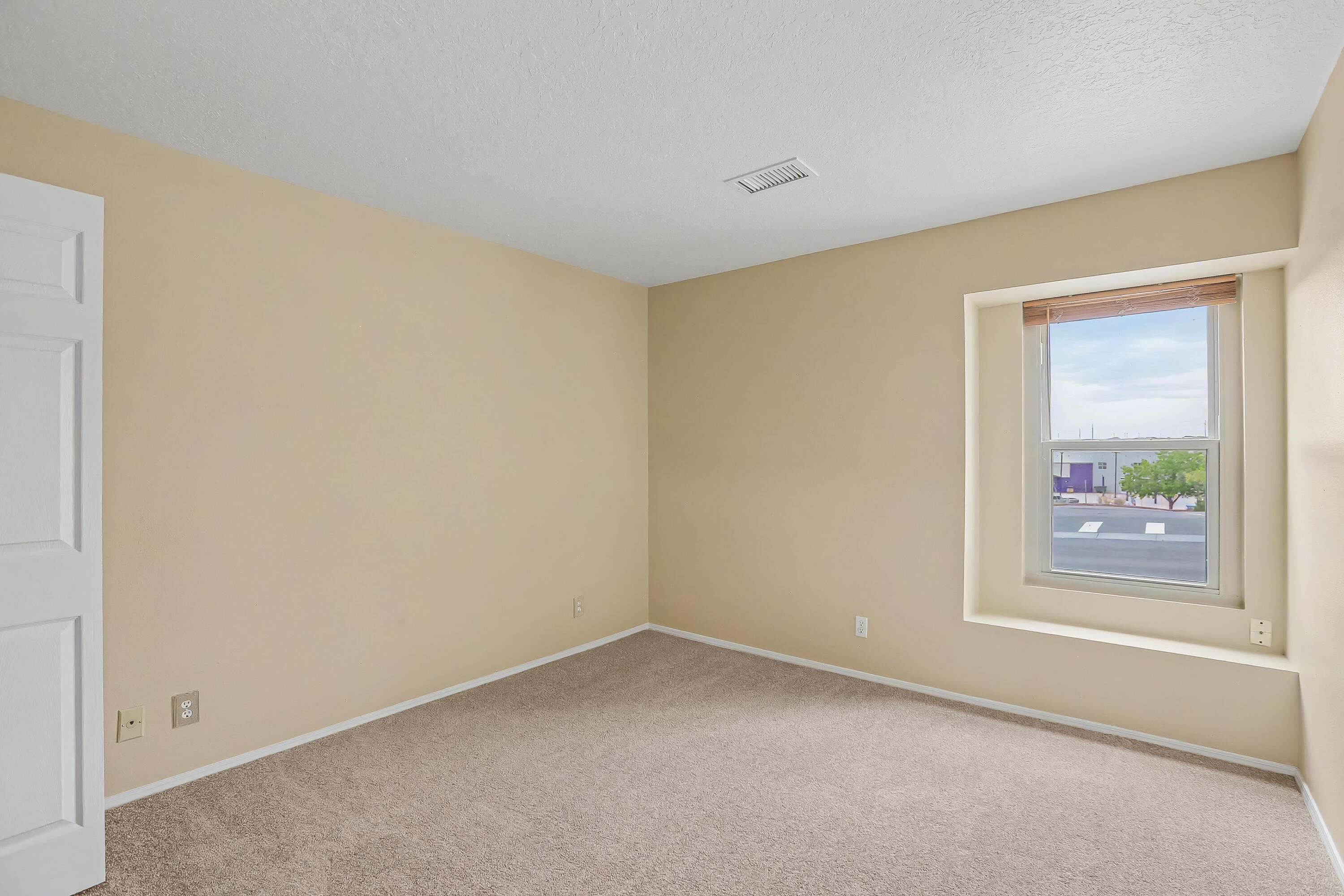 Photo 12 — 4076 Montreal Loop NE
