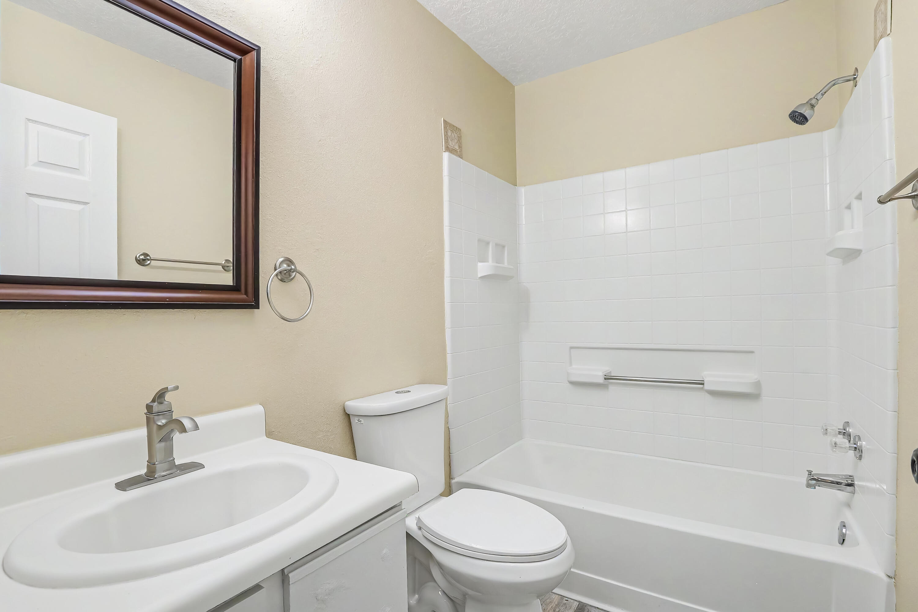 Photo 14 — 4076 Montreal Loop NE