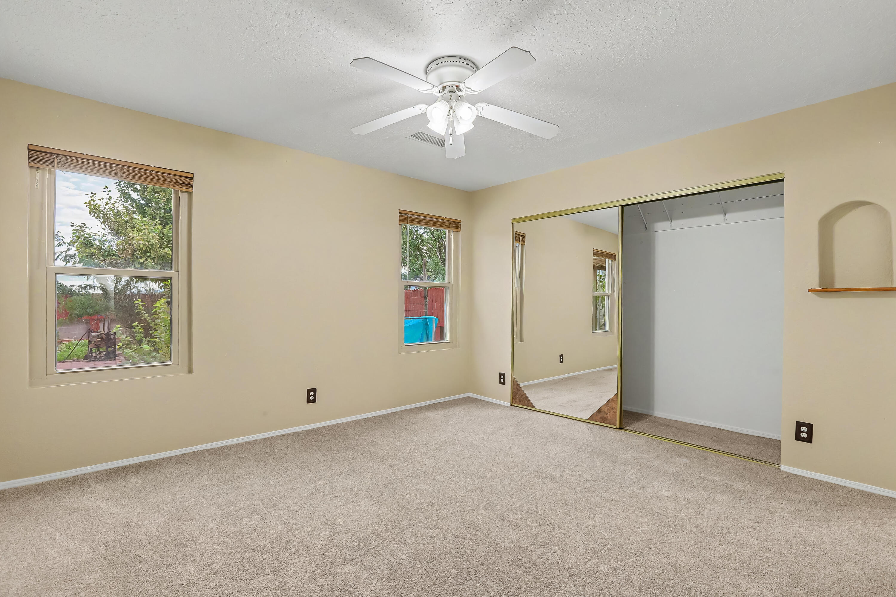Photo 16 — 4076 Montreal Loop NE