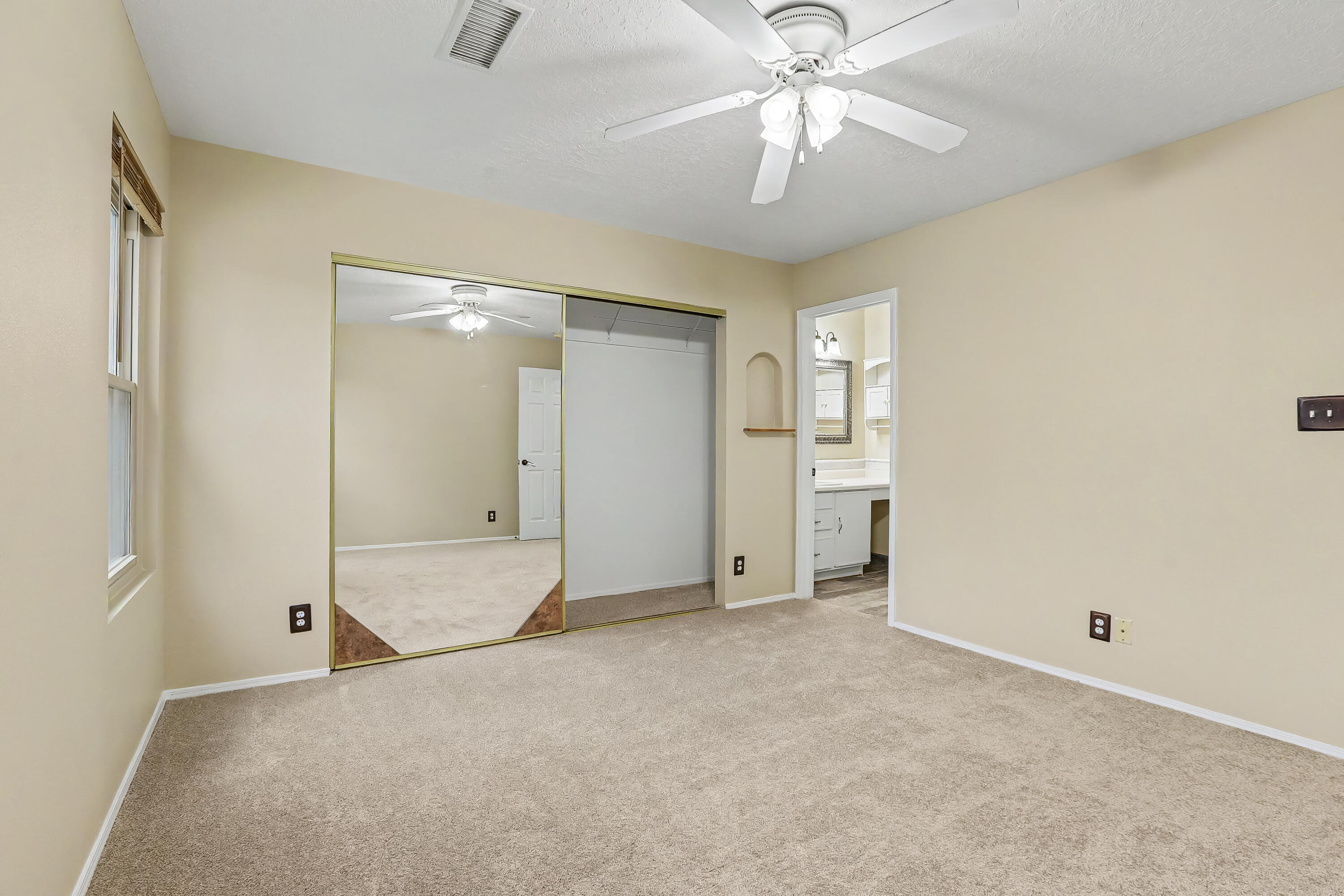 Photo 17 — 4076 Montreal Loop NE