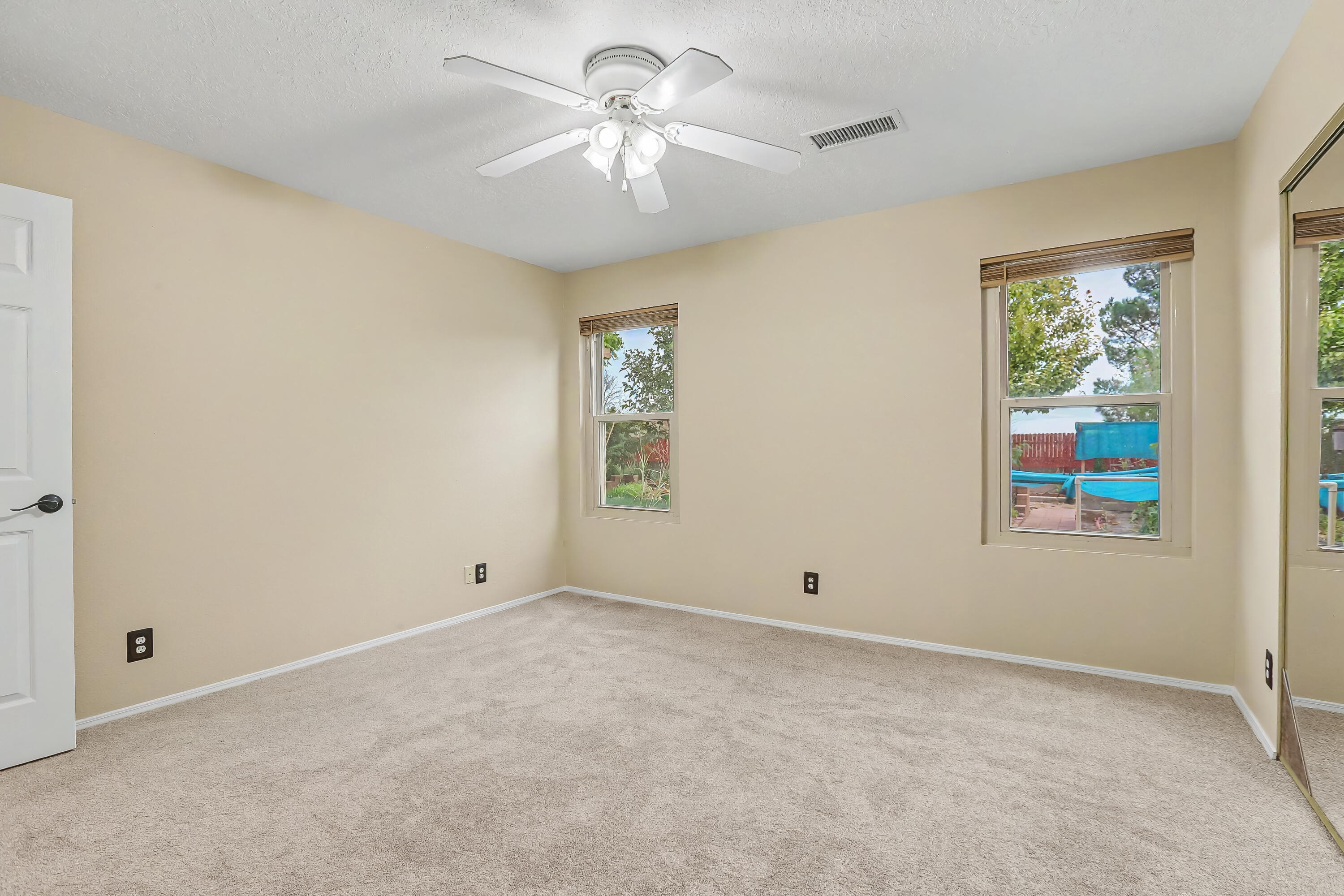 Photo 18 — 4076 Montreal Loop NE