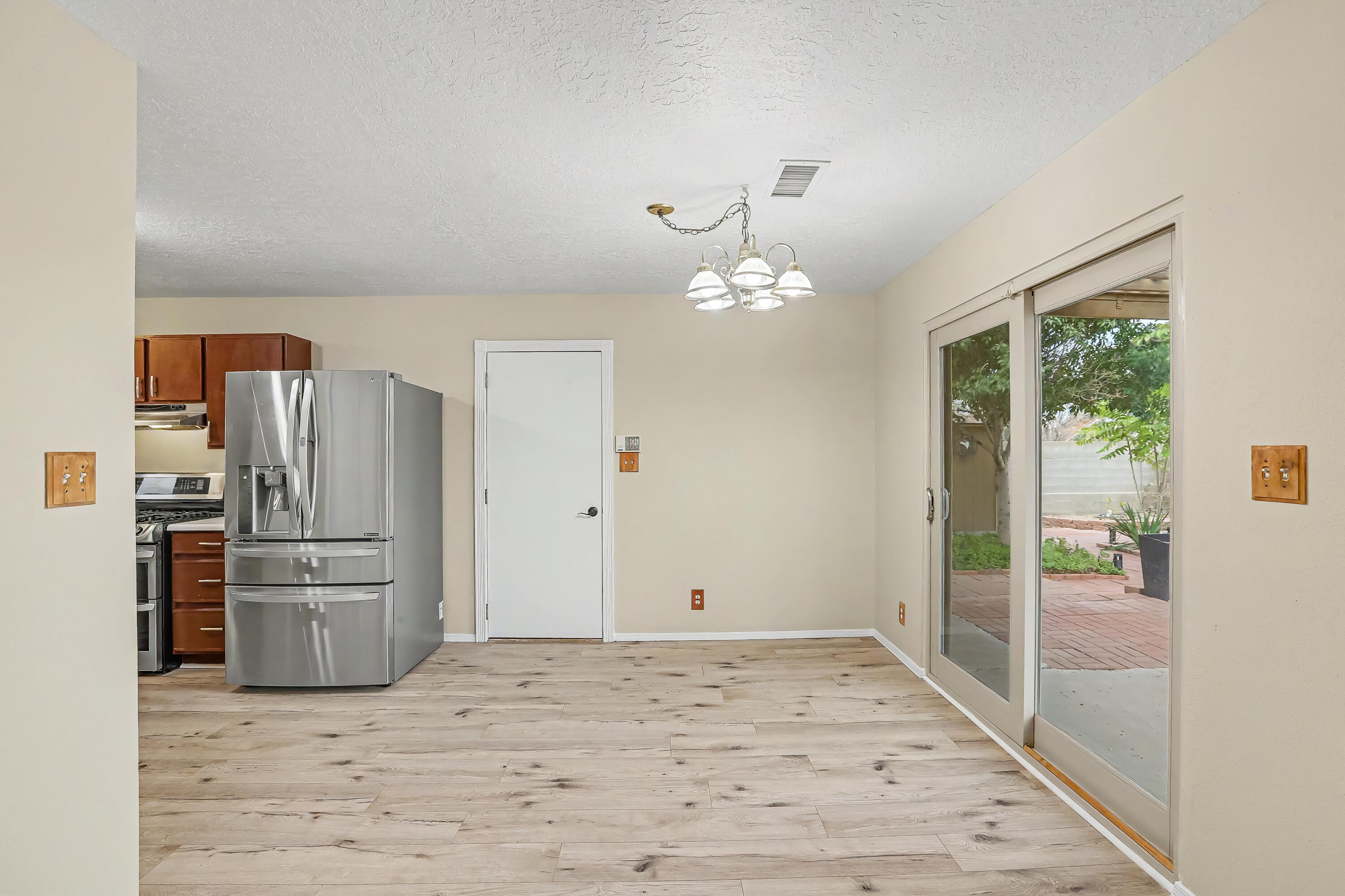 Photo 2 — 4076 Montreal Loop NE