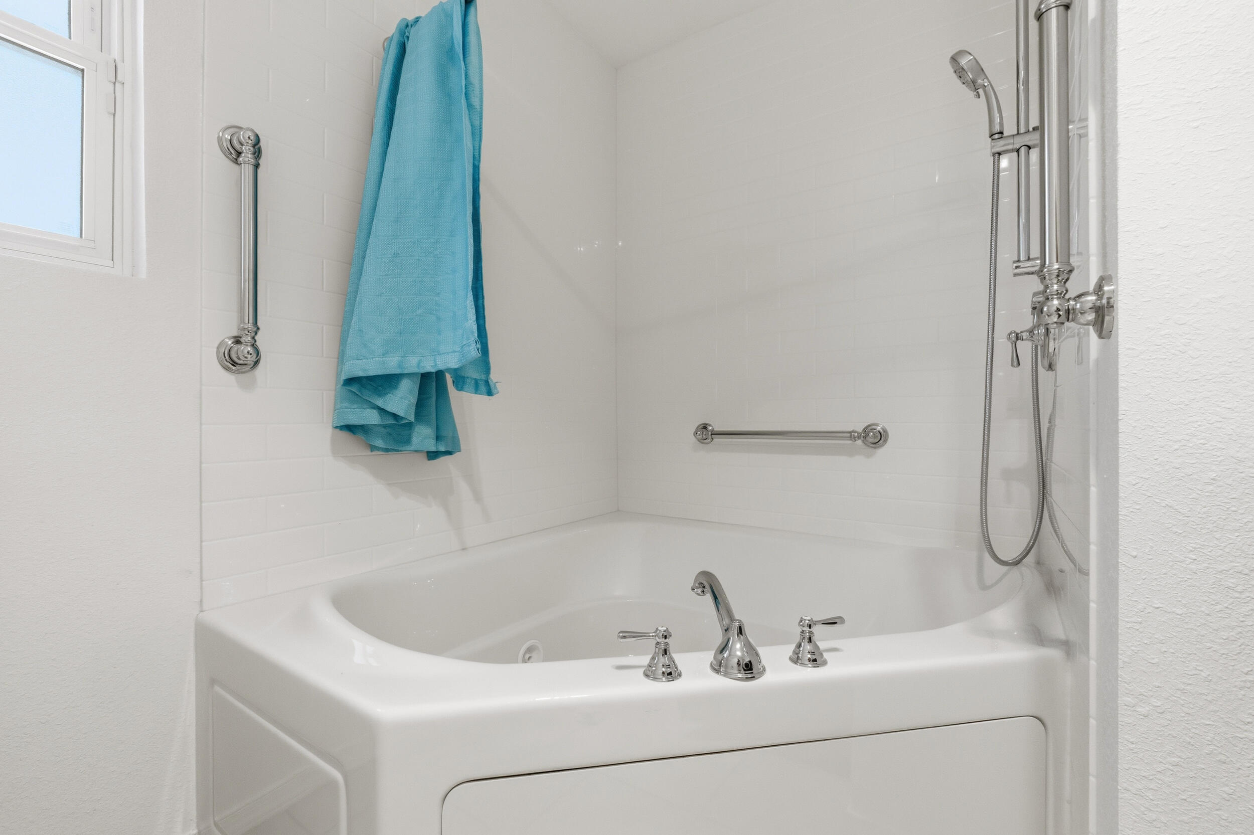 Photo 11 — 12709 S Viewcrest Place NE