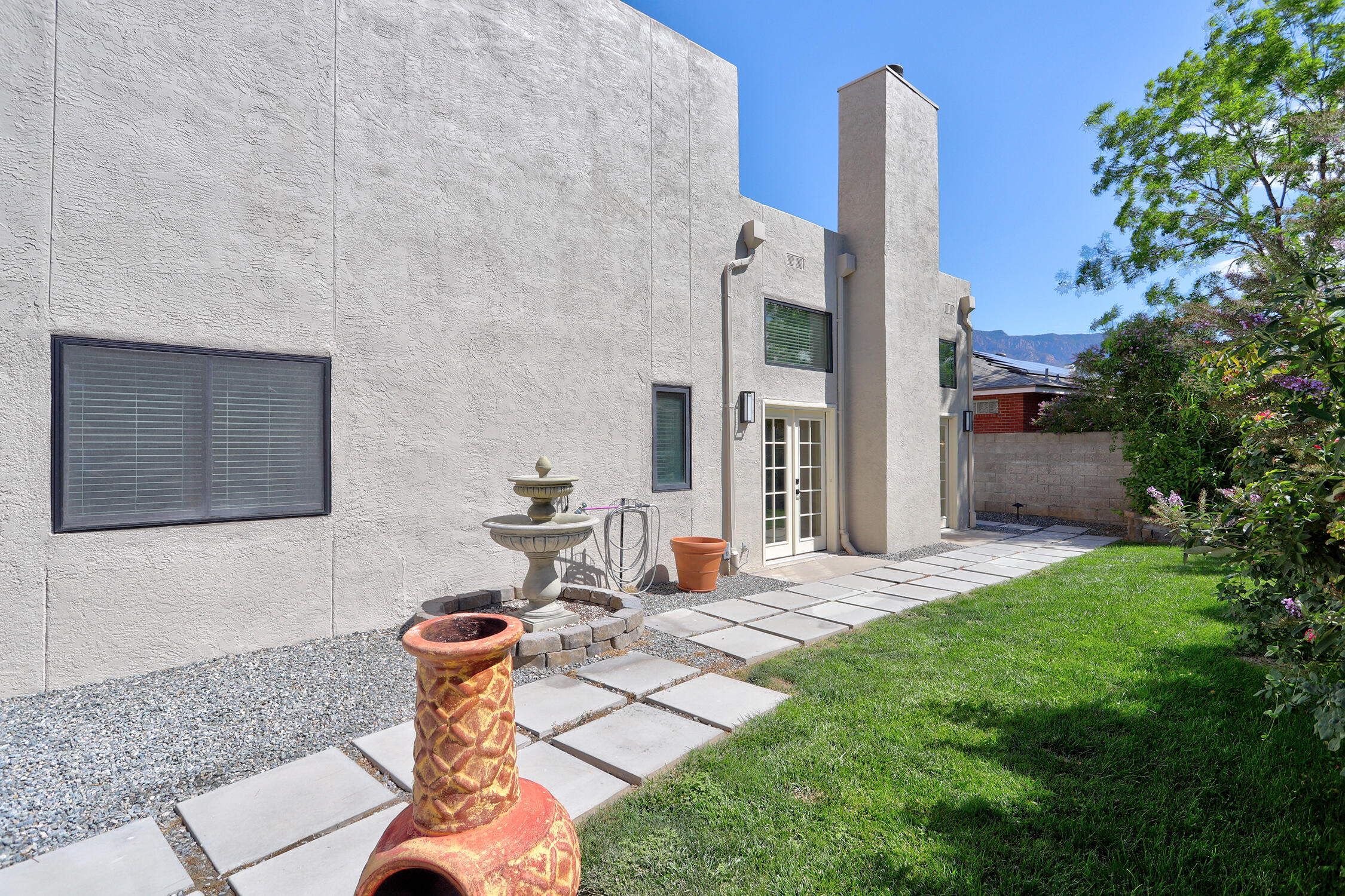 Photo 5 — 9620 San Rafael Avenue NE