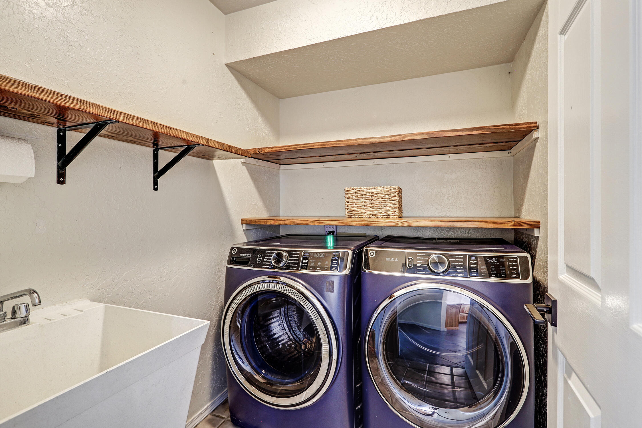 Photo 10 — 9620 San Rafael Avenue NE