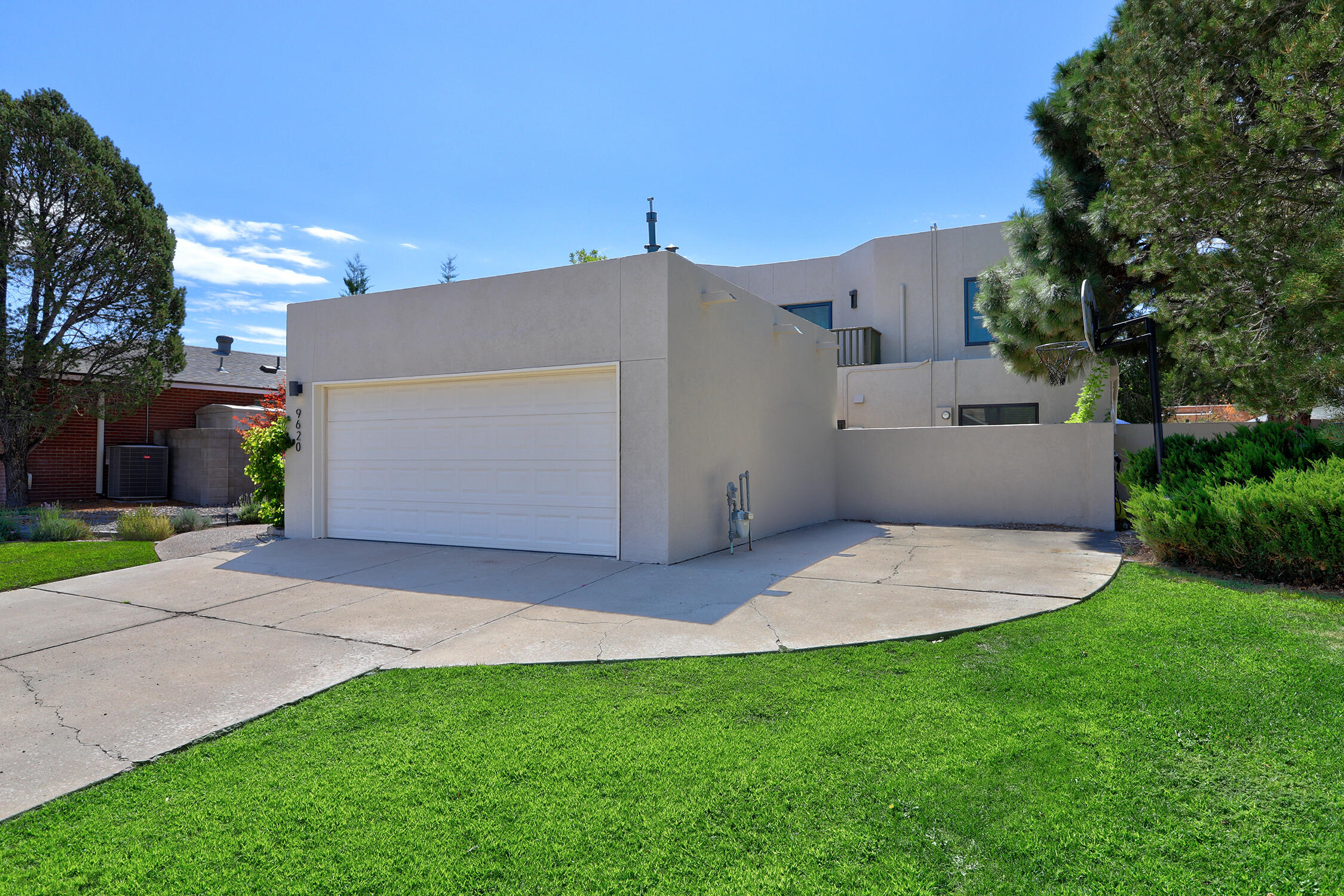 Photo 11 — 9620 San Rafael Avenue NE