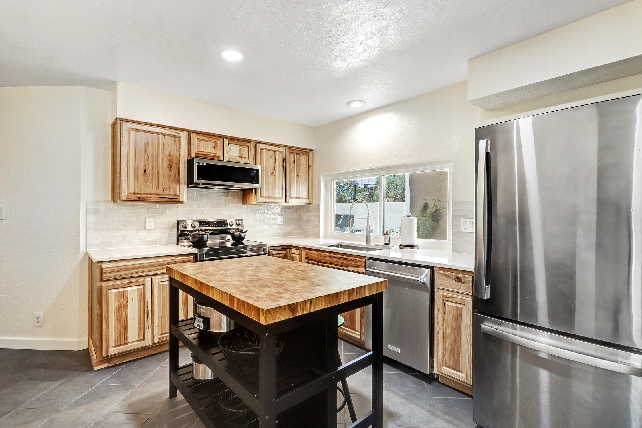 Photo 20 — 9620 San Rafael Avenue NE