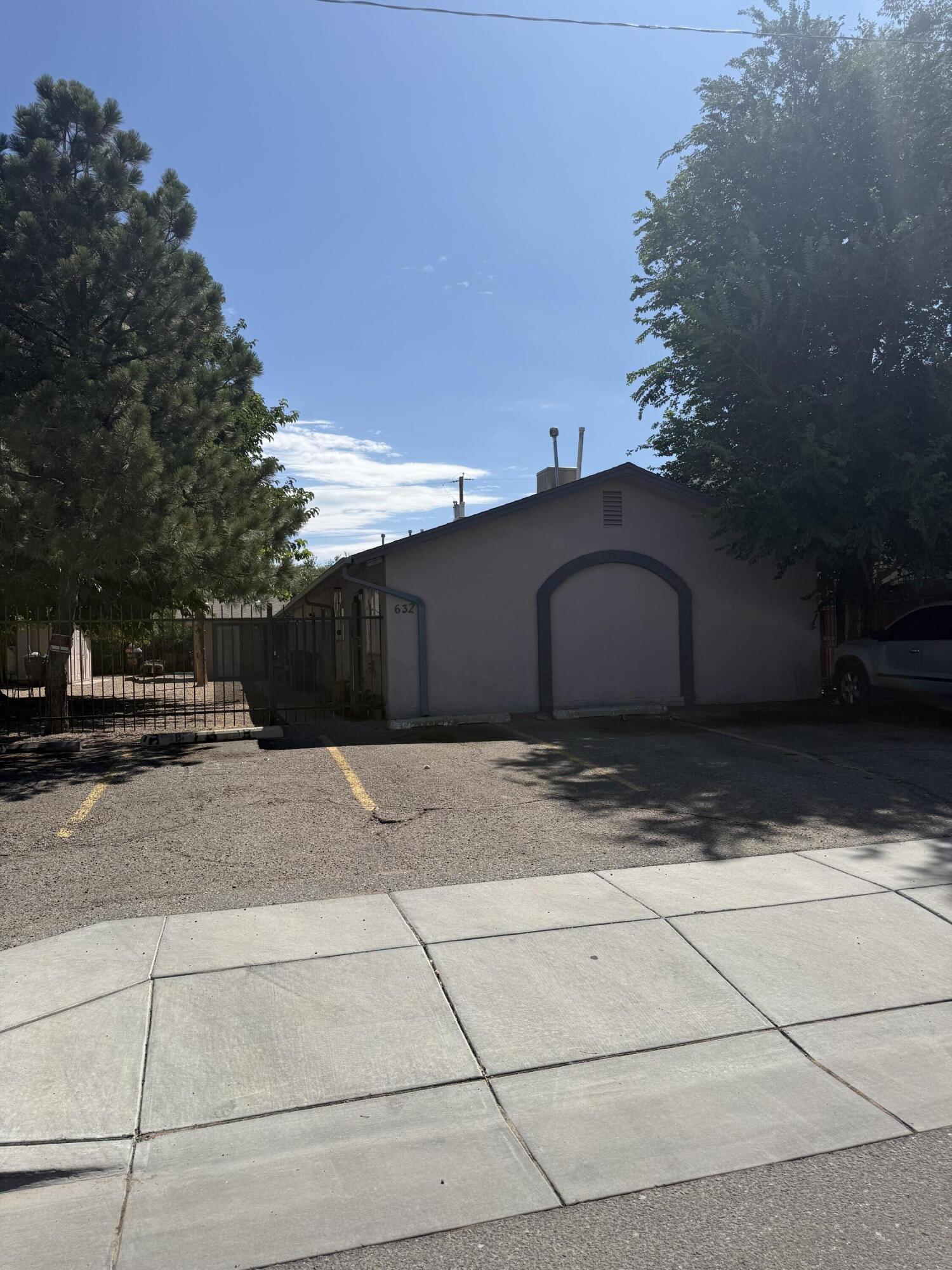 Photo 2 — 632 Alcazar Street SE
