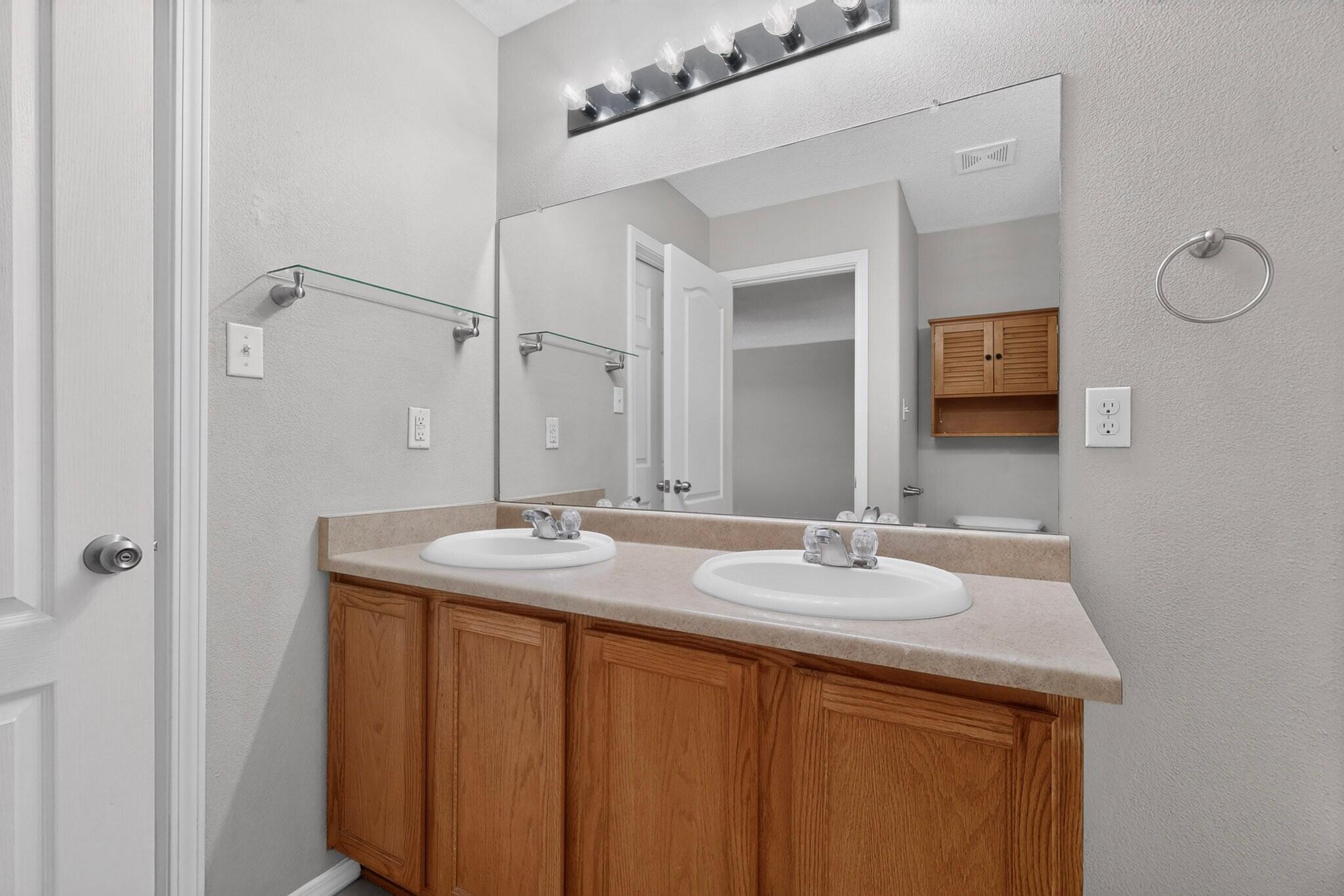 Photo 8 — 951 Spring Valley Road NE