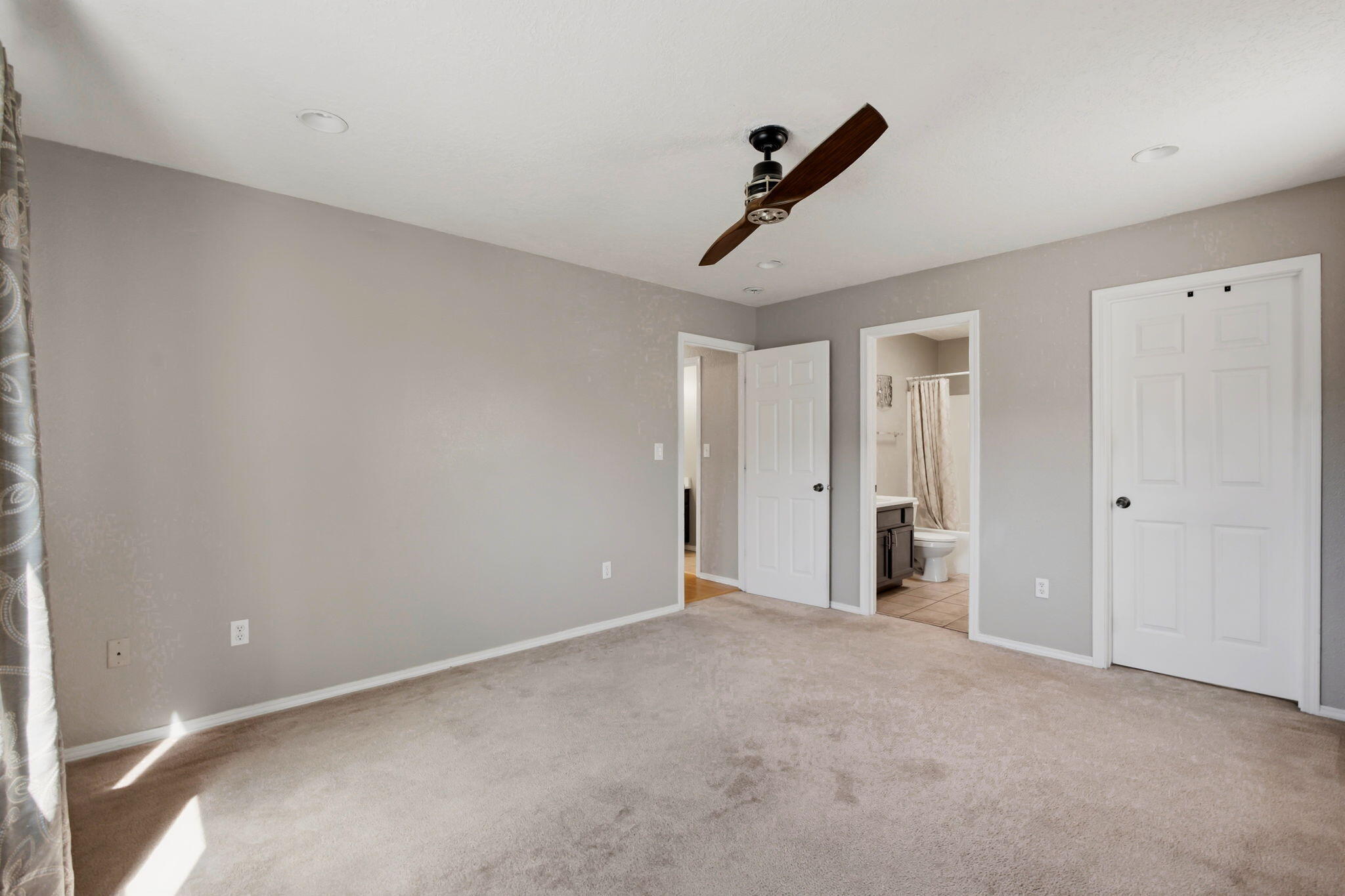 Photo 3 — 4801 Irving Boulevard NW UNIT 2404