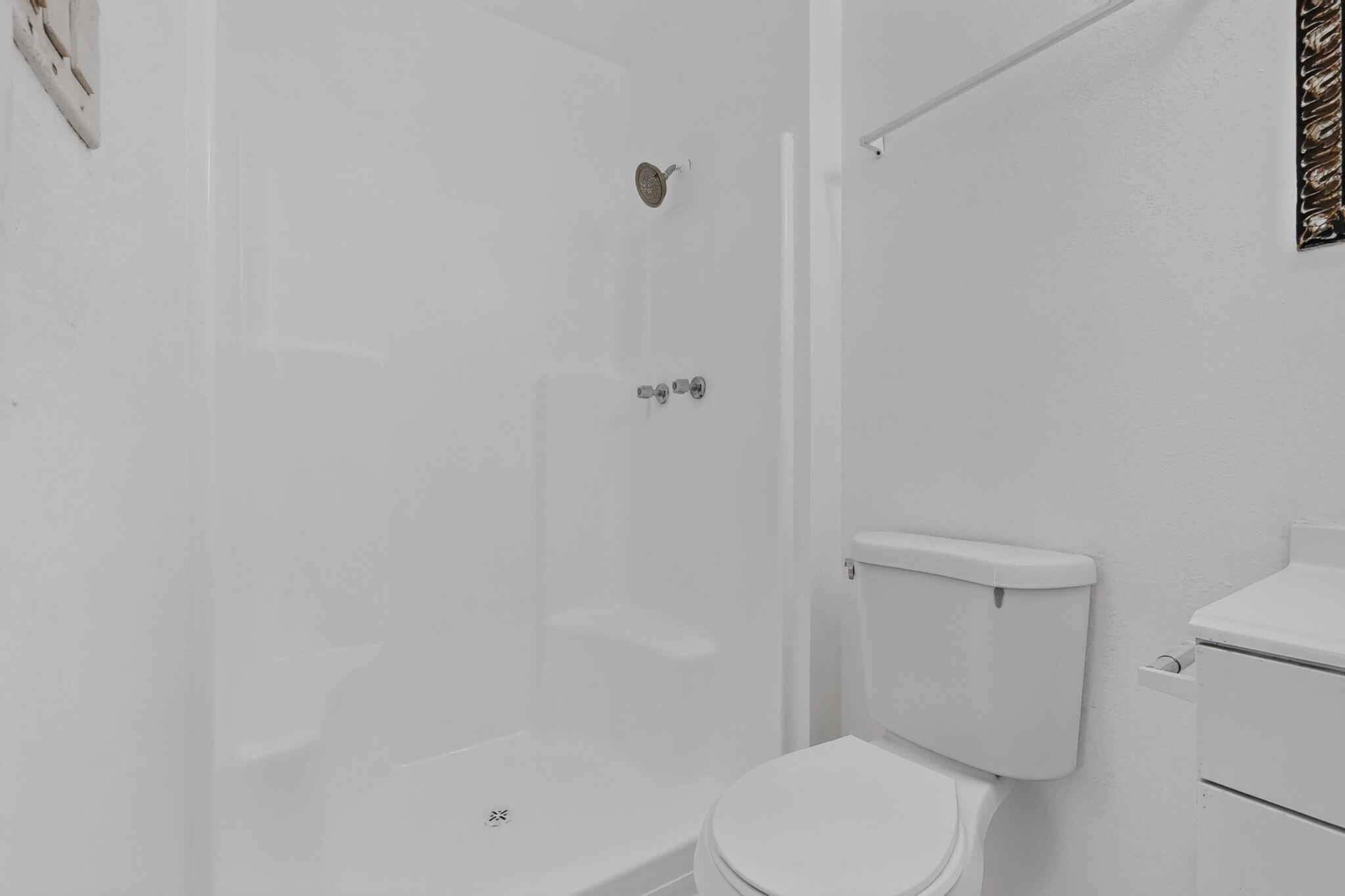 Photo 11 — 6075 Redlands Road NW
