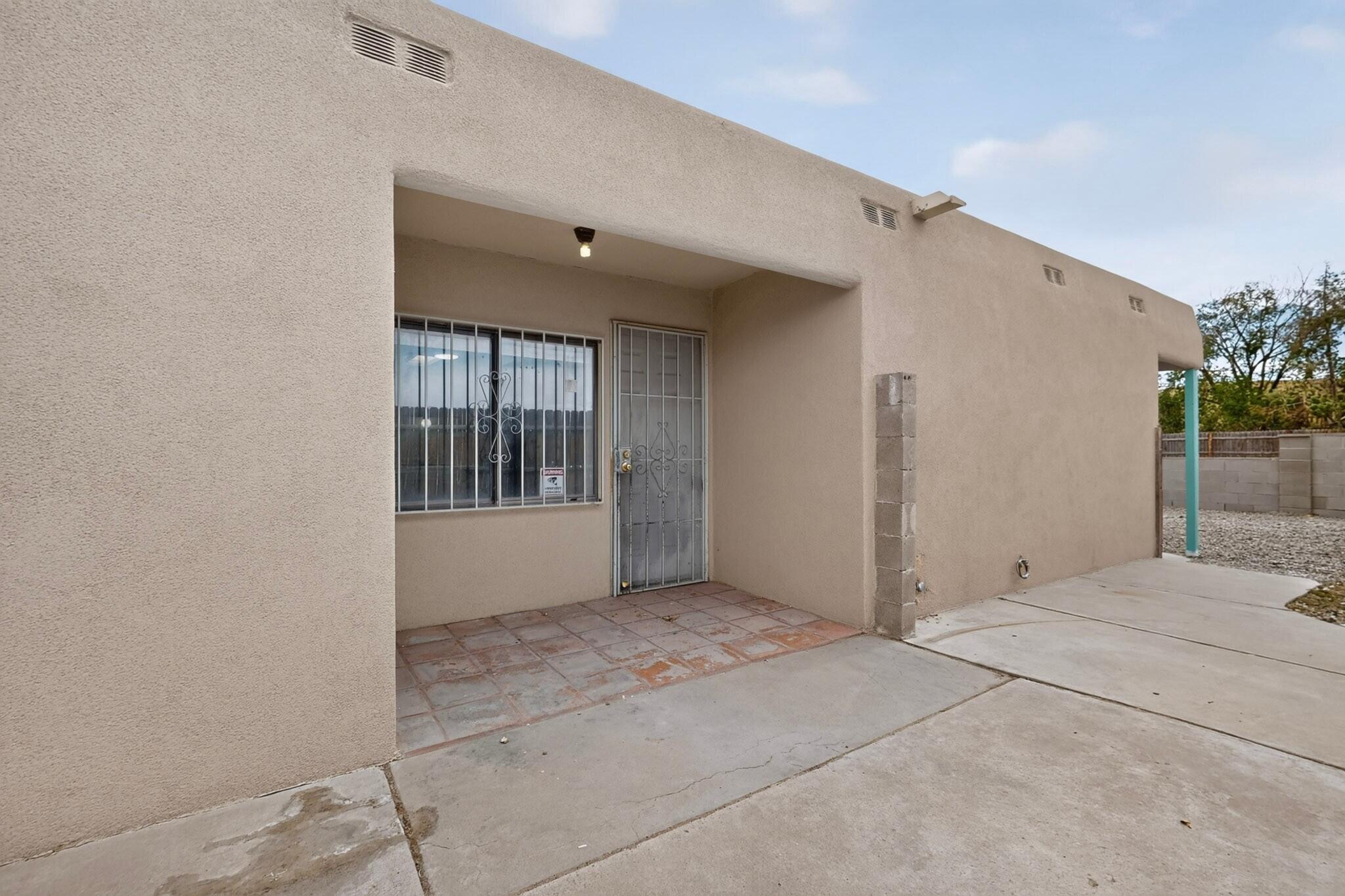 Photo 7 — 6075 Redlands Road NW