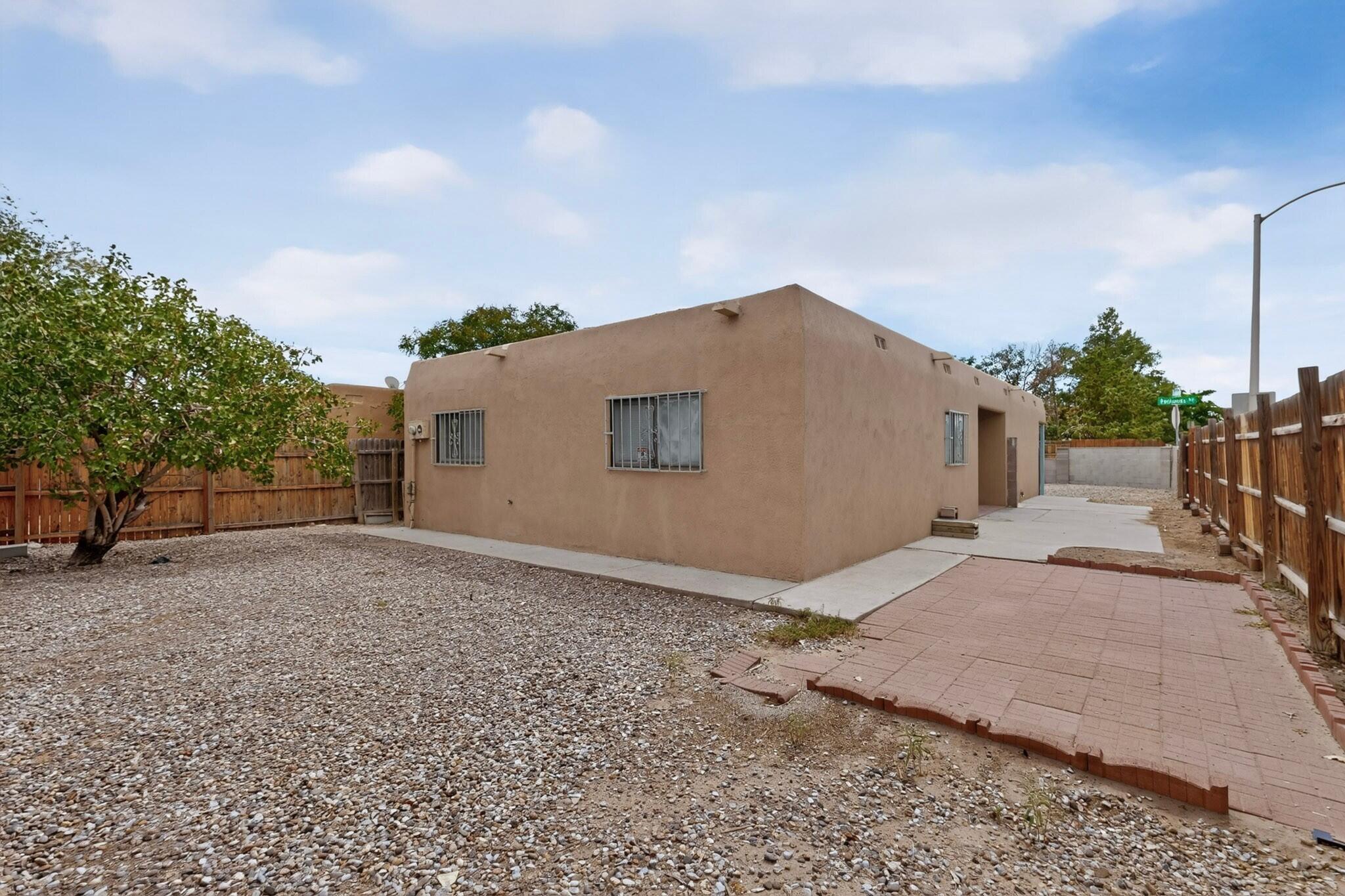 Photo 6 — 6075 Redlands Road NW
