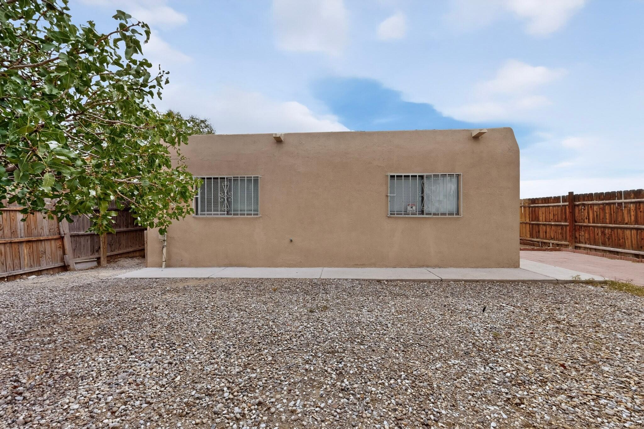 Photo 5 — 6075 Redlands Road NW