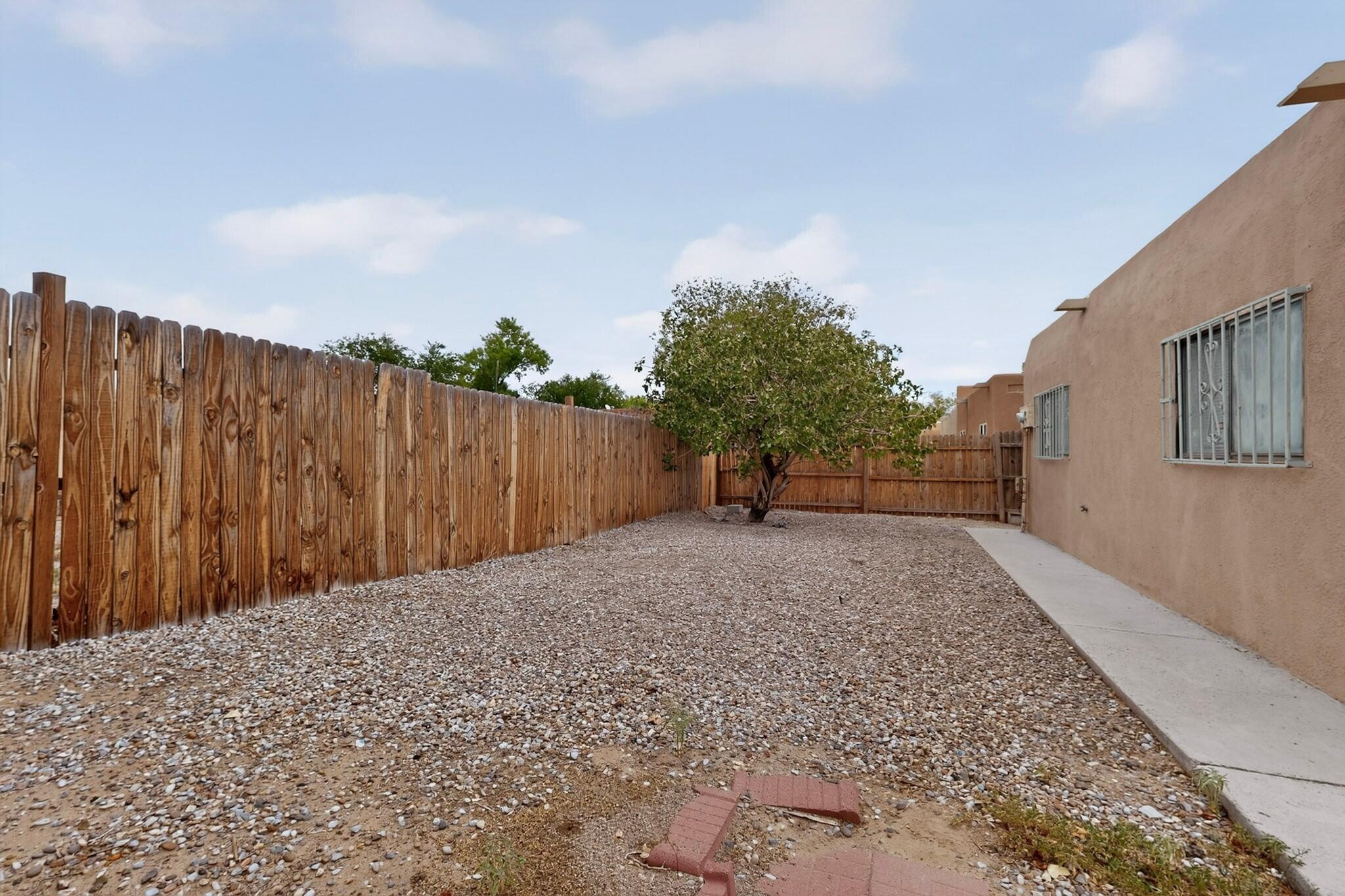 Photo 4 — 6075 Redlands Road NW