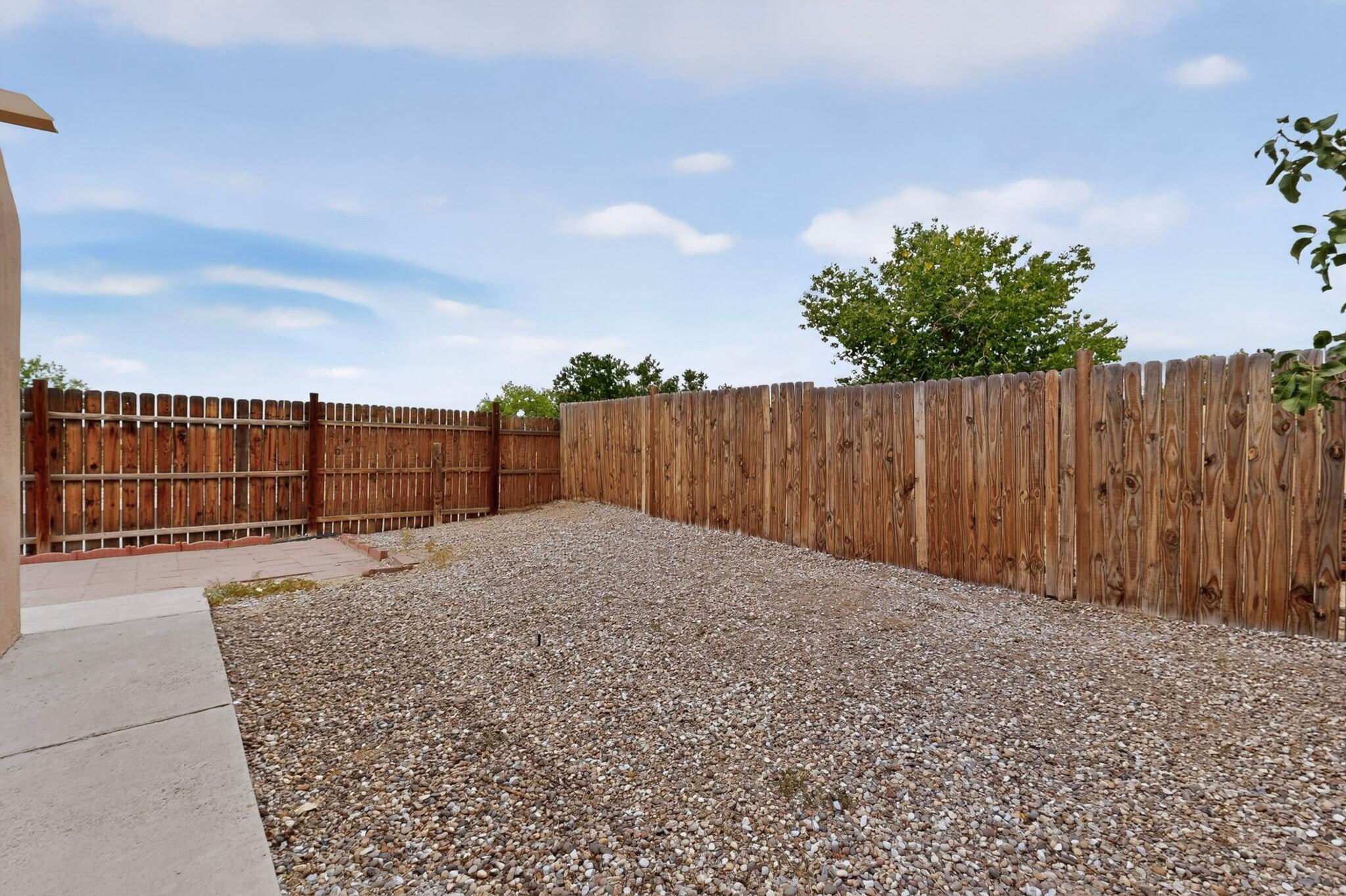 Photo 3 — 6075 Redlands Road NW