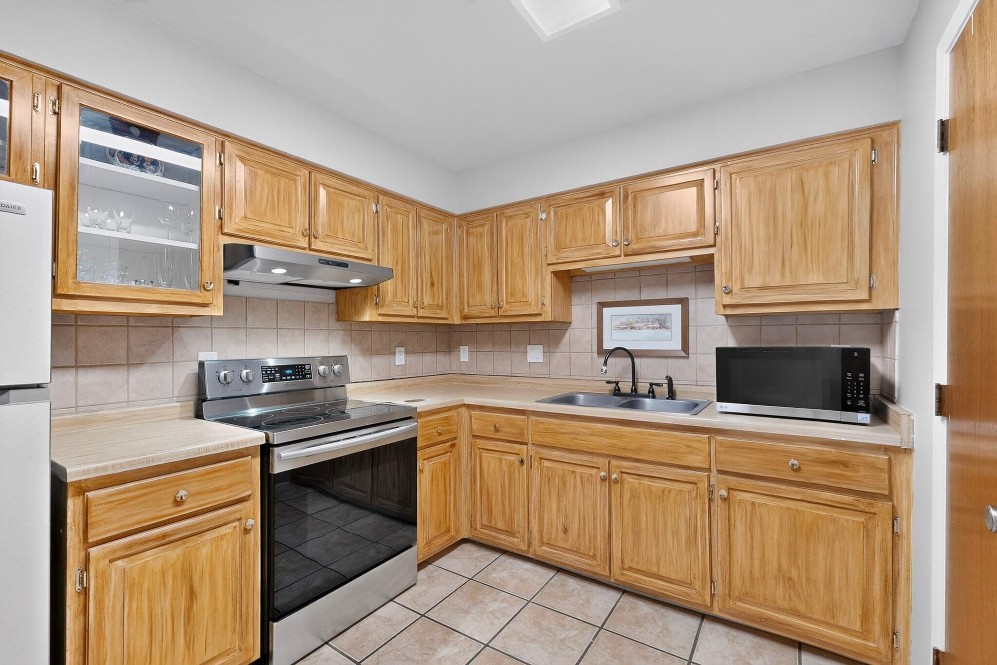 Photo 14 — 3412 Abbey Court NW