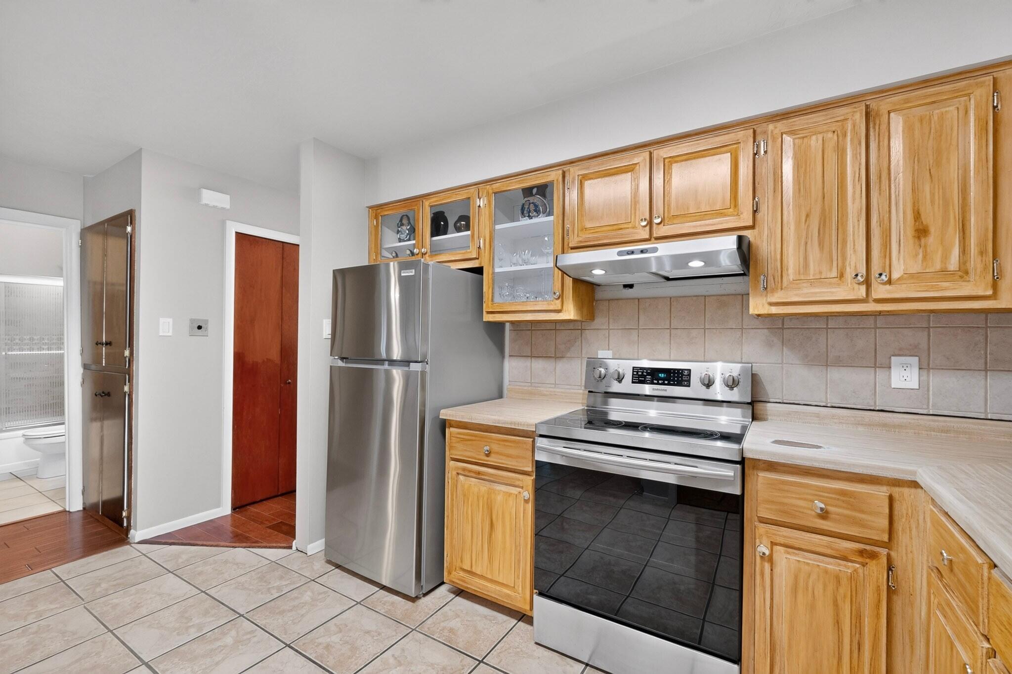 Photo 16 — 3412 Abbey Court NW